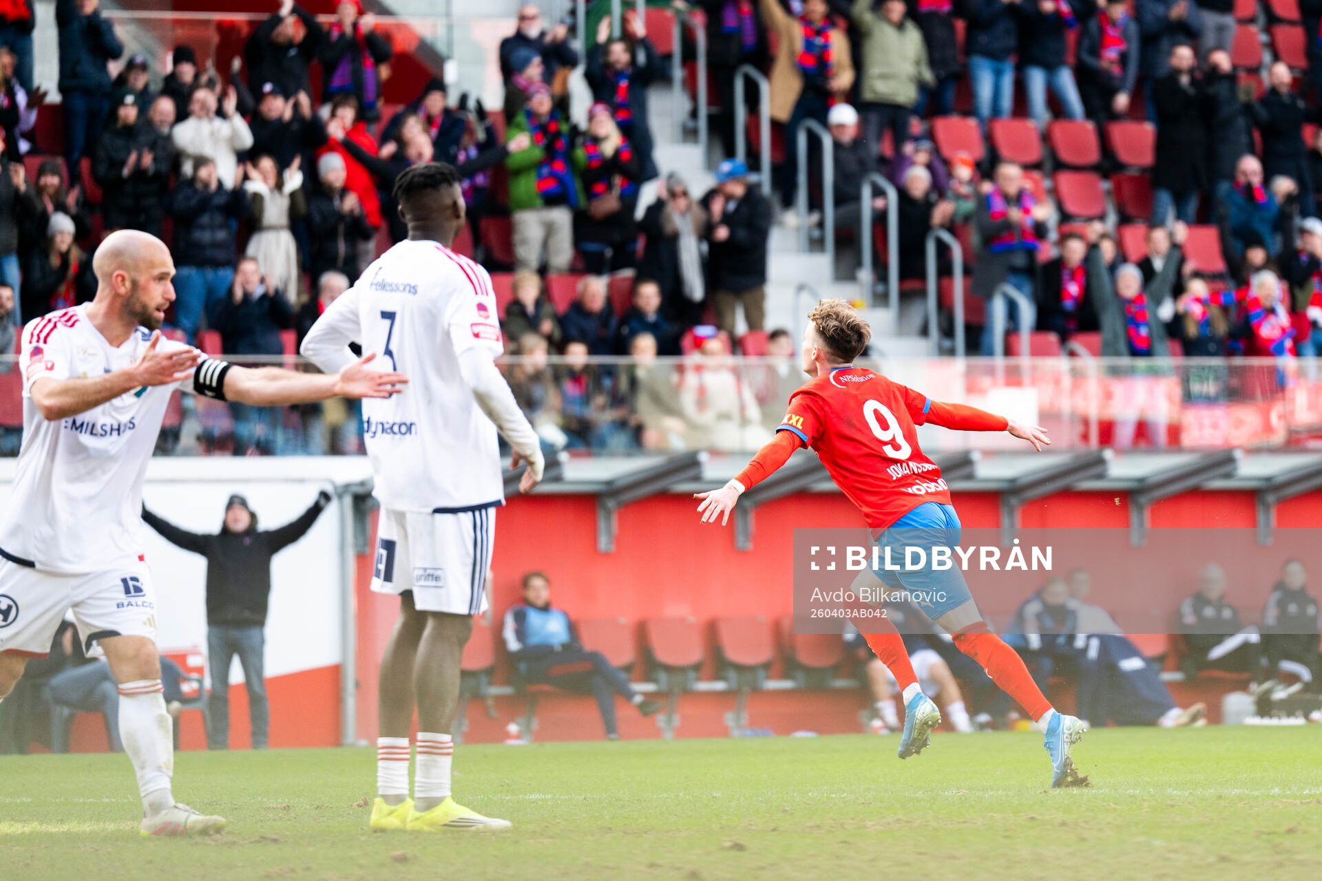 Helsingborgs Alexander Johansson jublar medan Östers