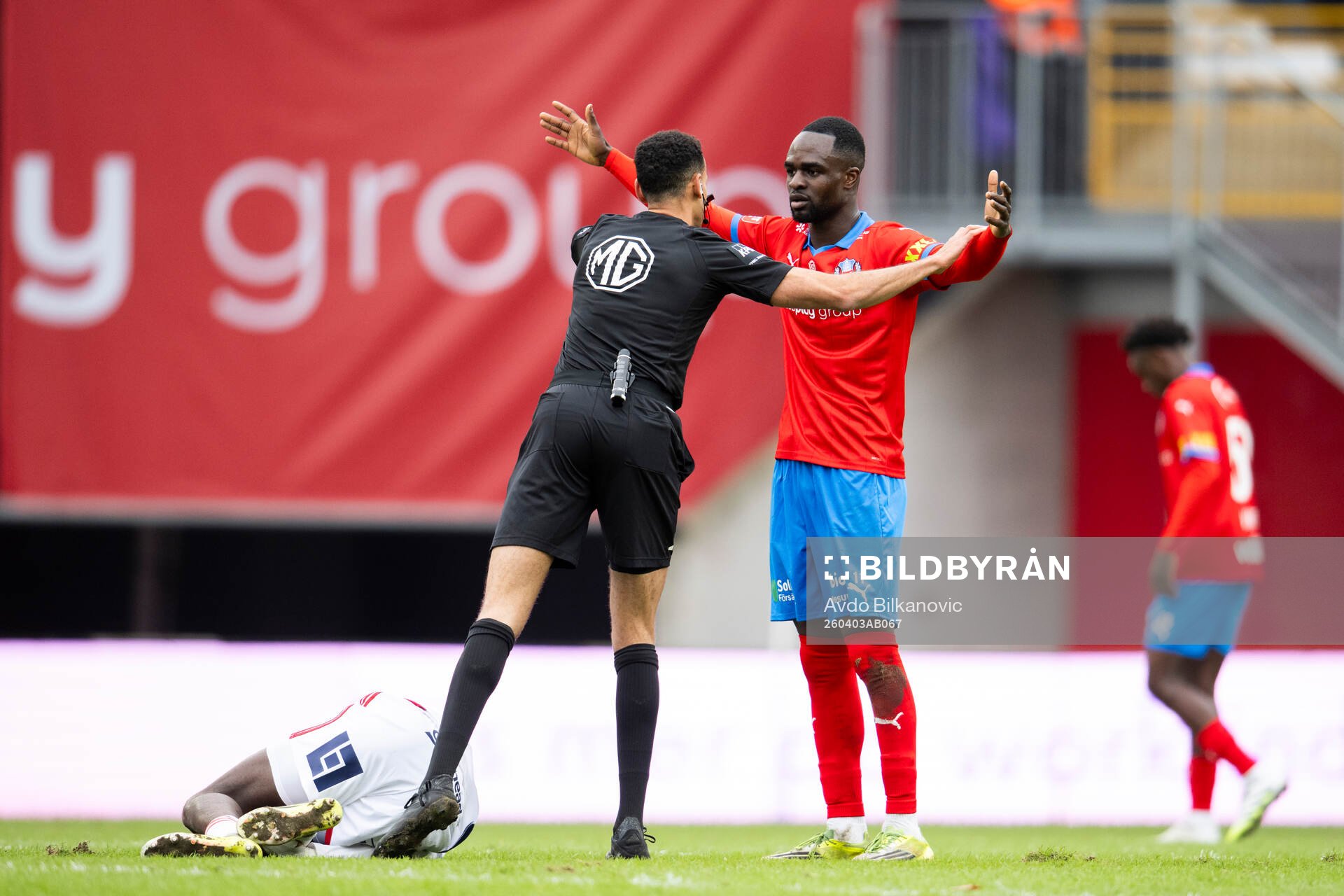 Domare Farouk Nehdi och Helsingborgs Adam Akimey
