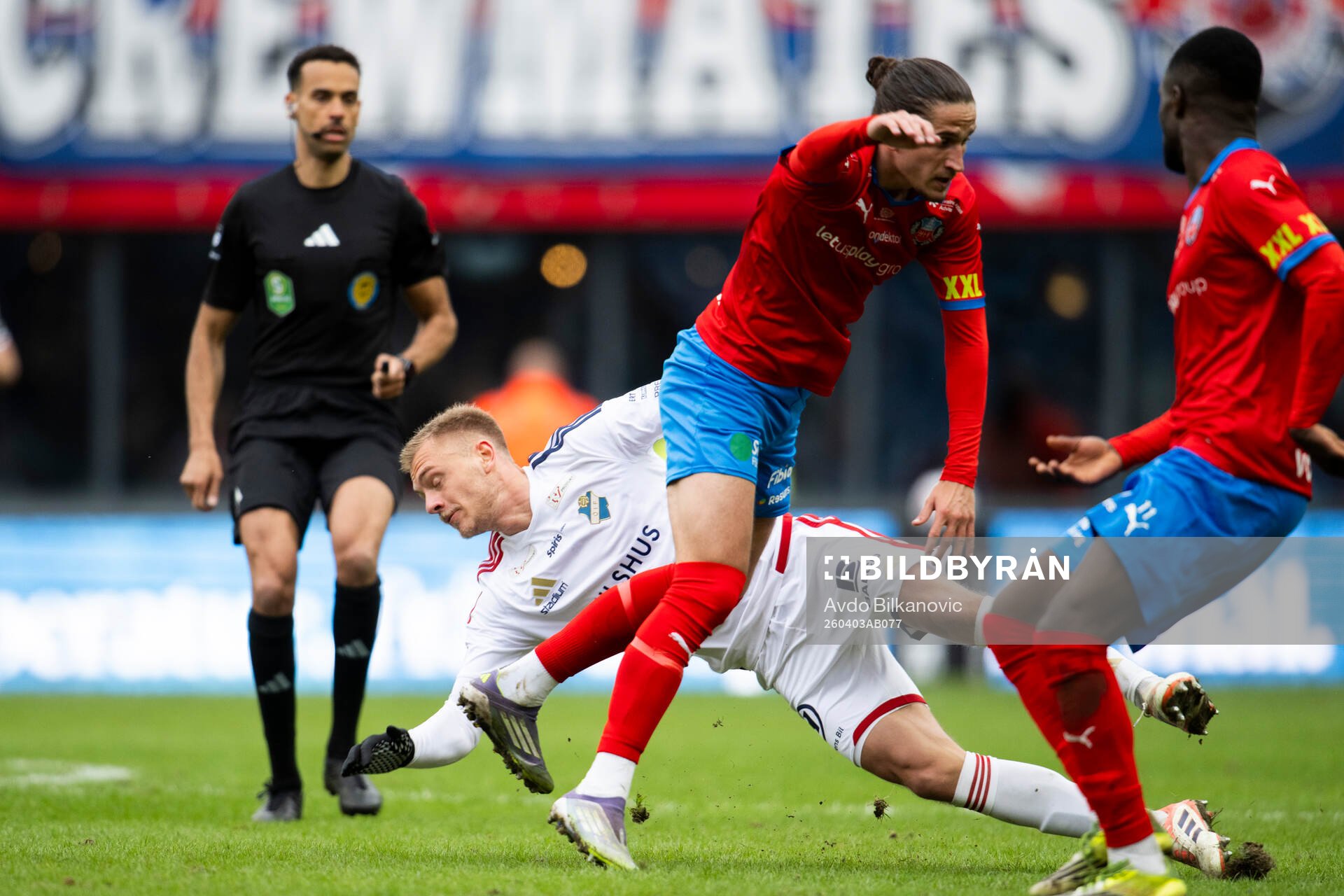 Helsingborgs Ervin Gigovic krockar med Östers Dennis Olsson