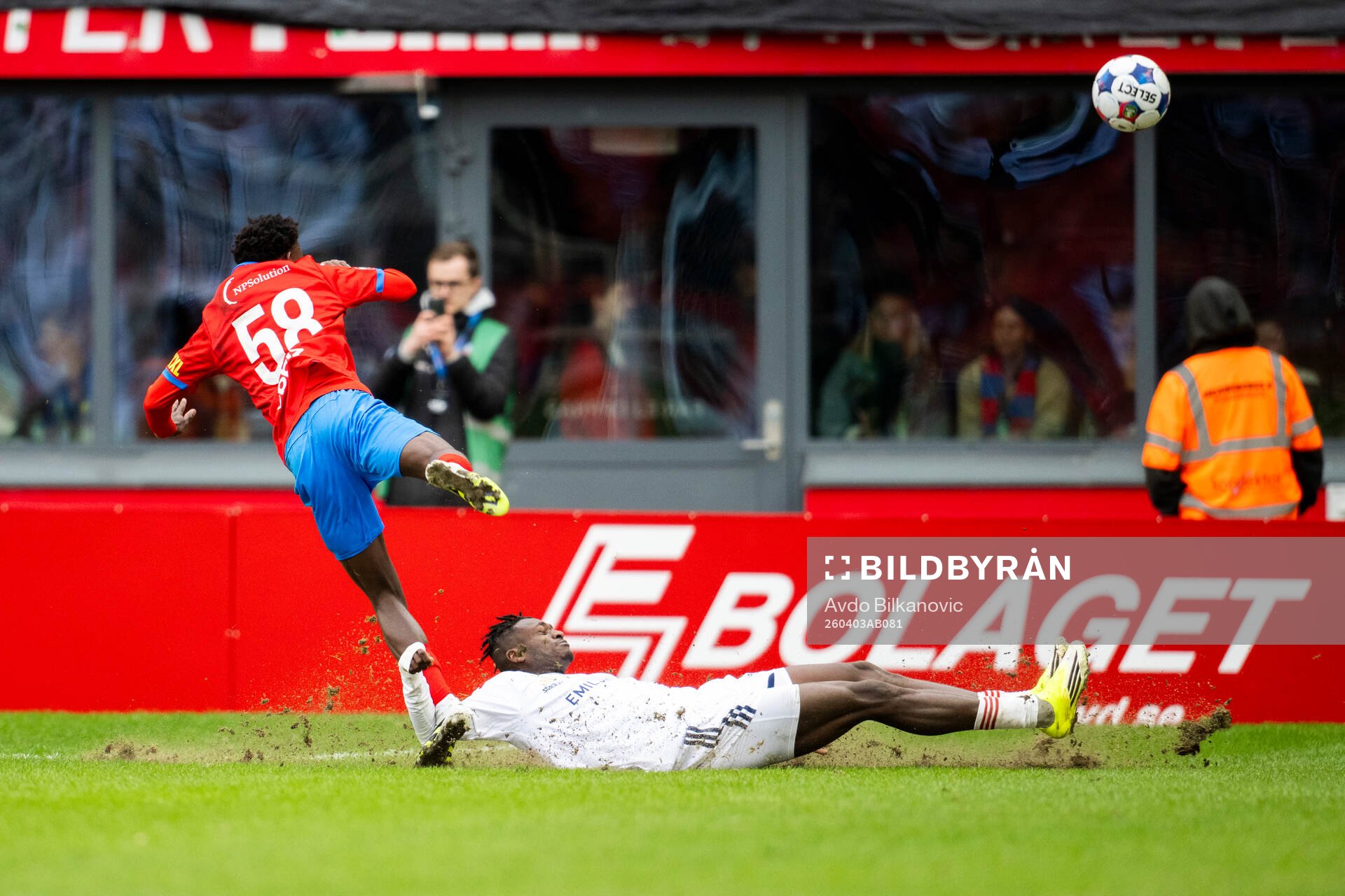 Helsingborgs Clancy Valere Biten och Östers Kingsley Gyamfi