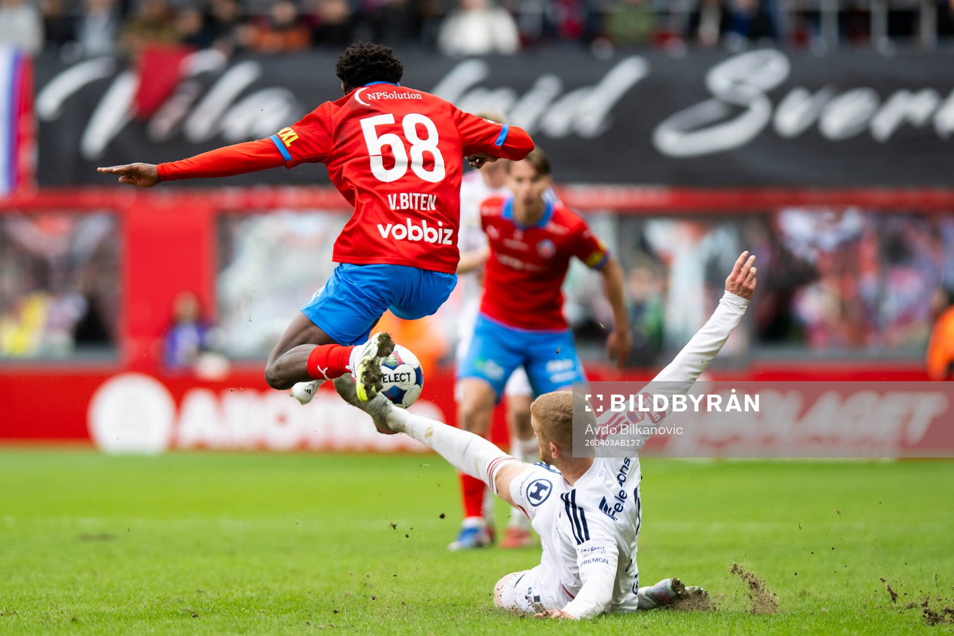 Helsingborgs Clancy Valere Biten och Östers Daniel Ask