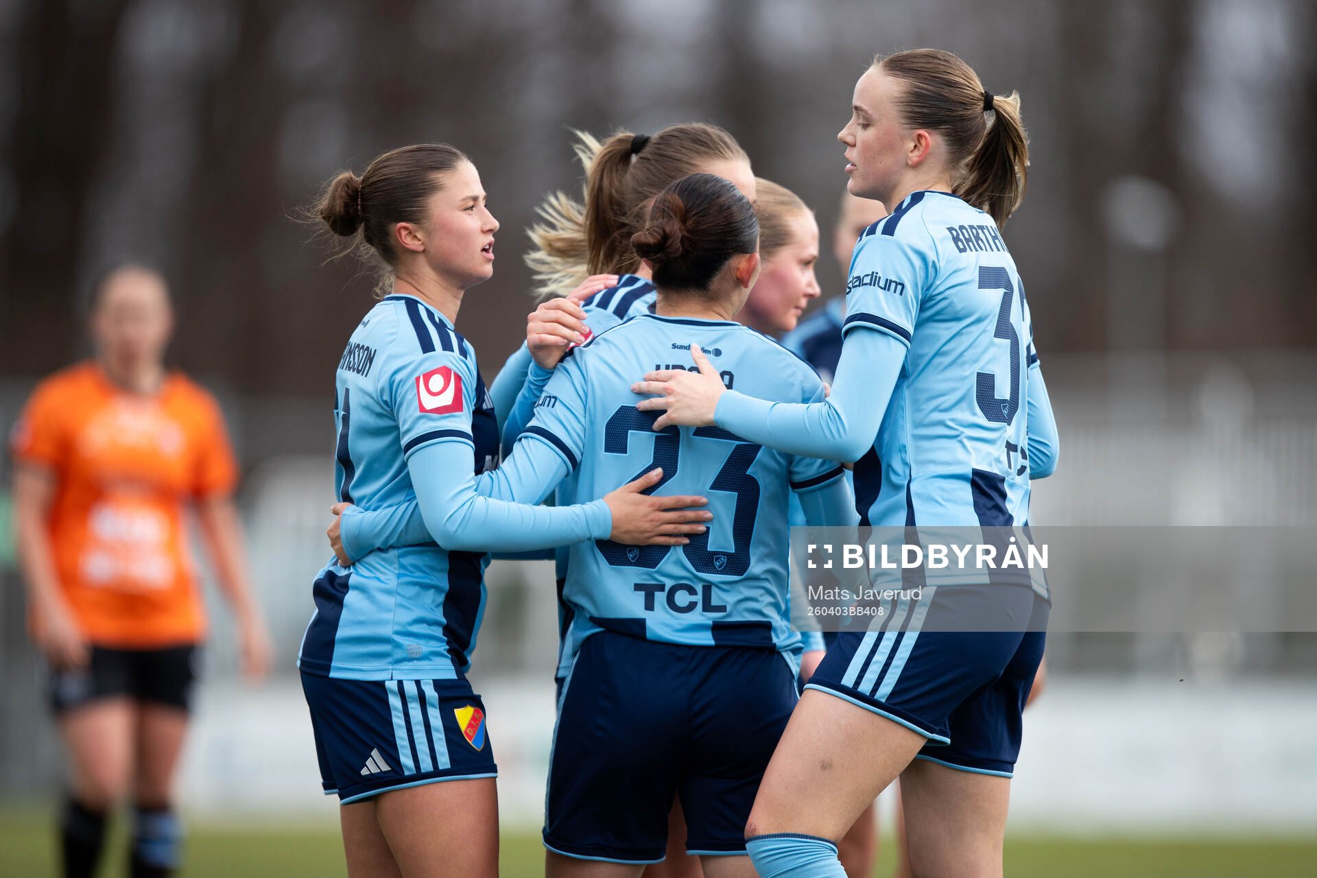 Djurgårdens Urara Watanabe jublar med lagkamrater