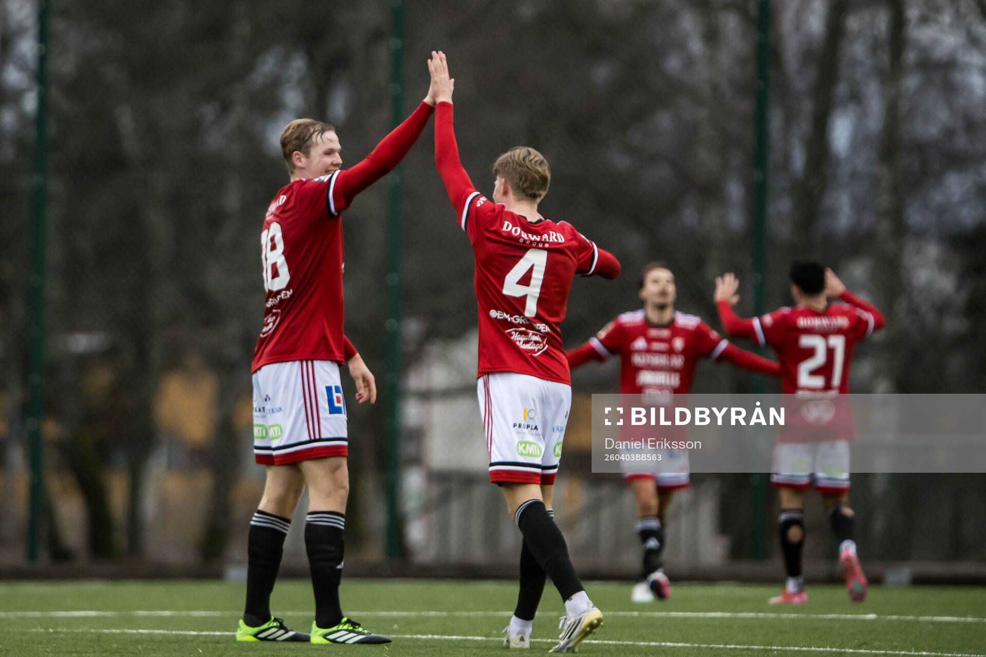 Karlstads Eric Forsberg och Linus Fredriksson jublar