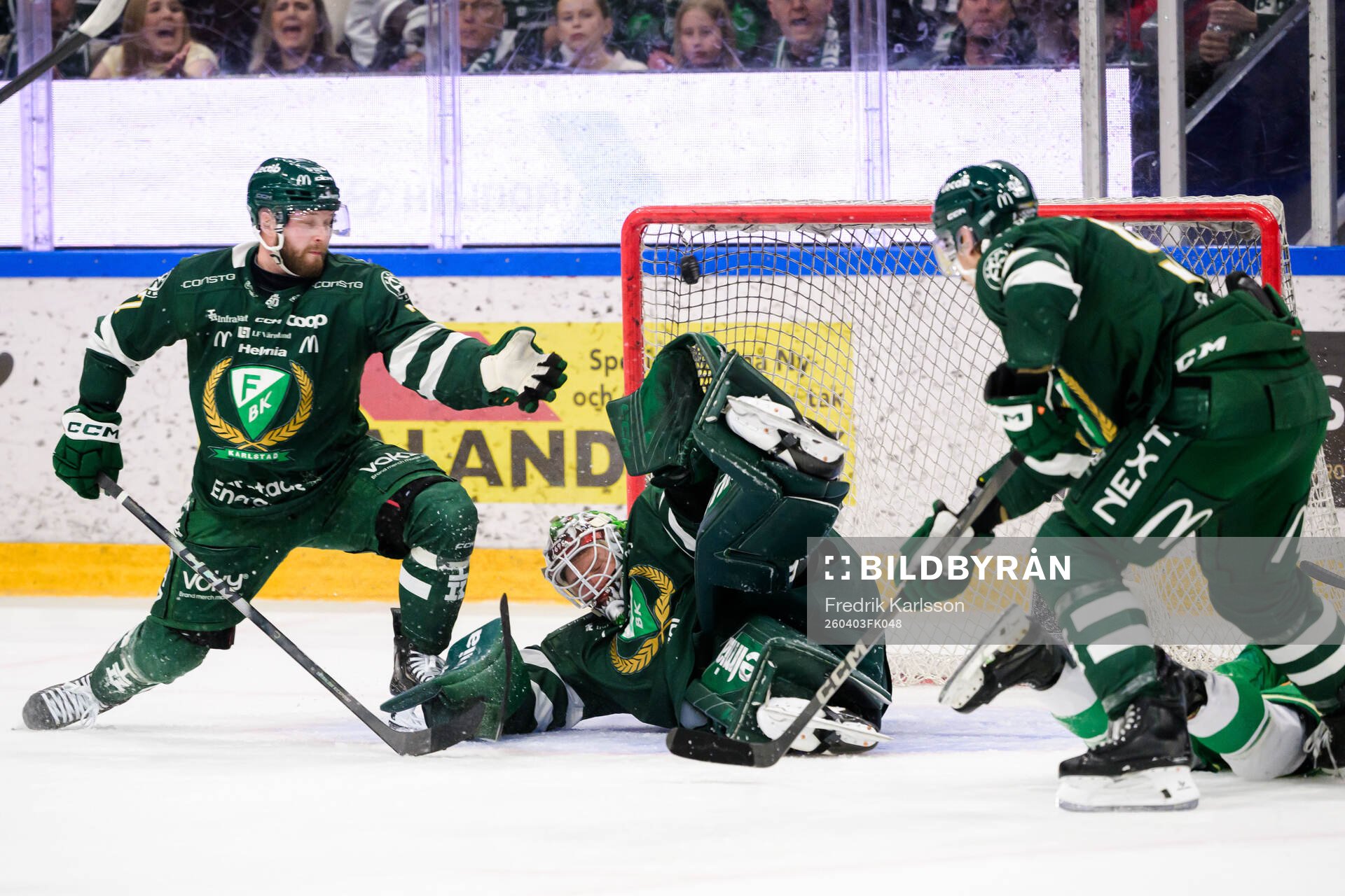 Färjestads Axel Bergkvist och målvakt Emil Larmi