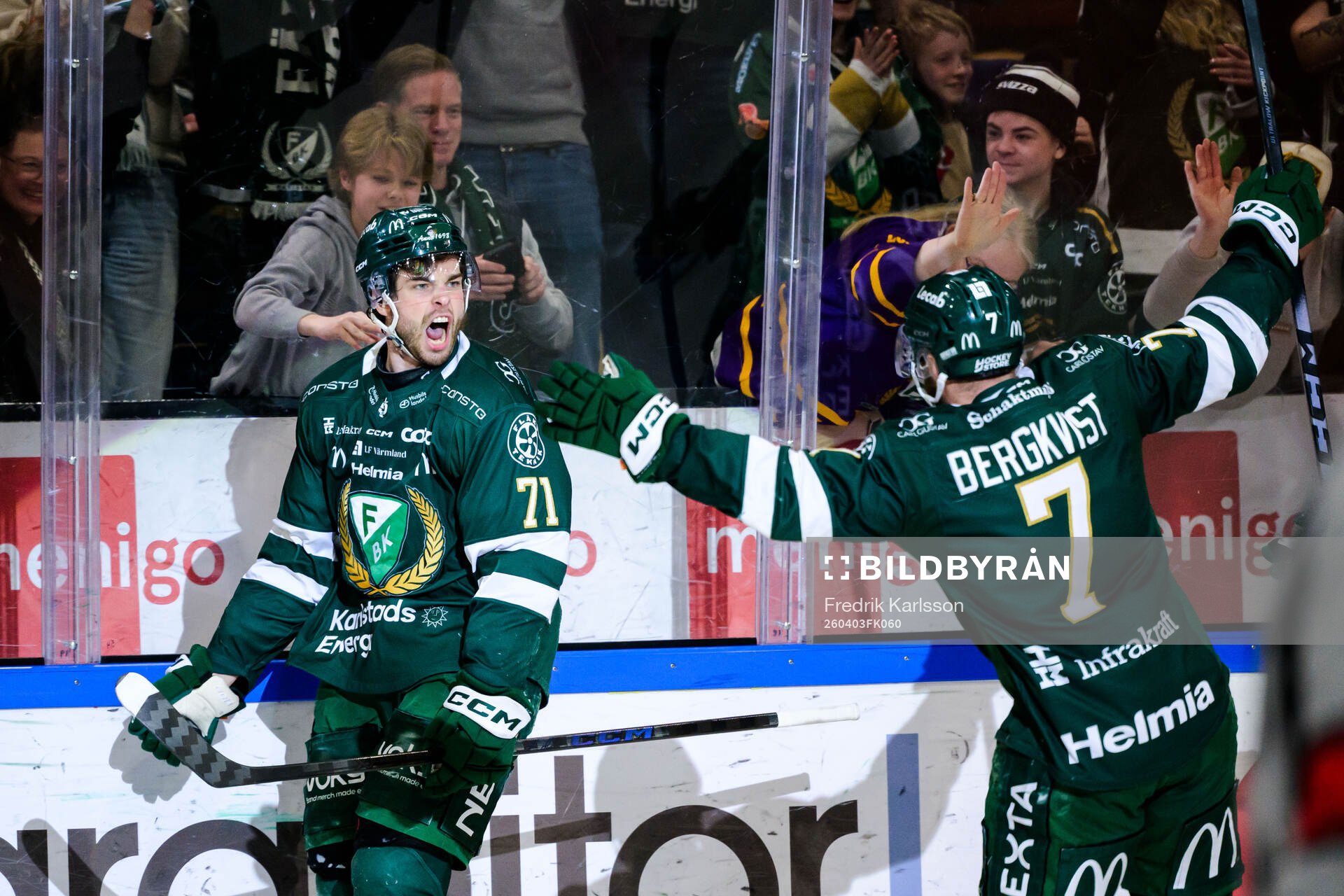 Färjestads Viktor Lodin jublar med Axel Bergkvist
