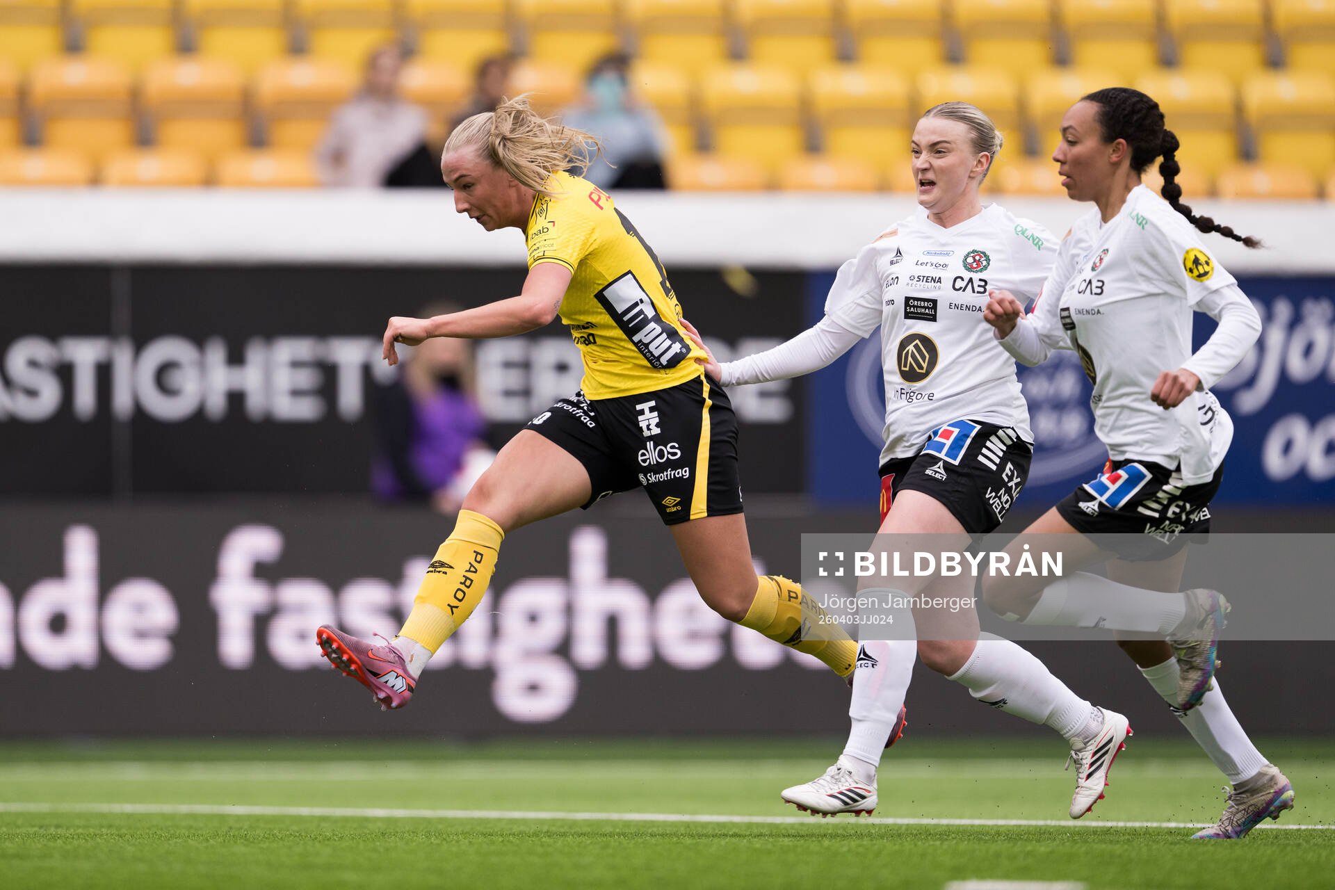 Elfsborgs Stina Jensen och Örebro SKs Frida Elofsson och