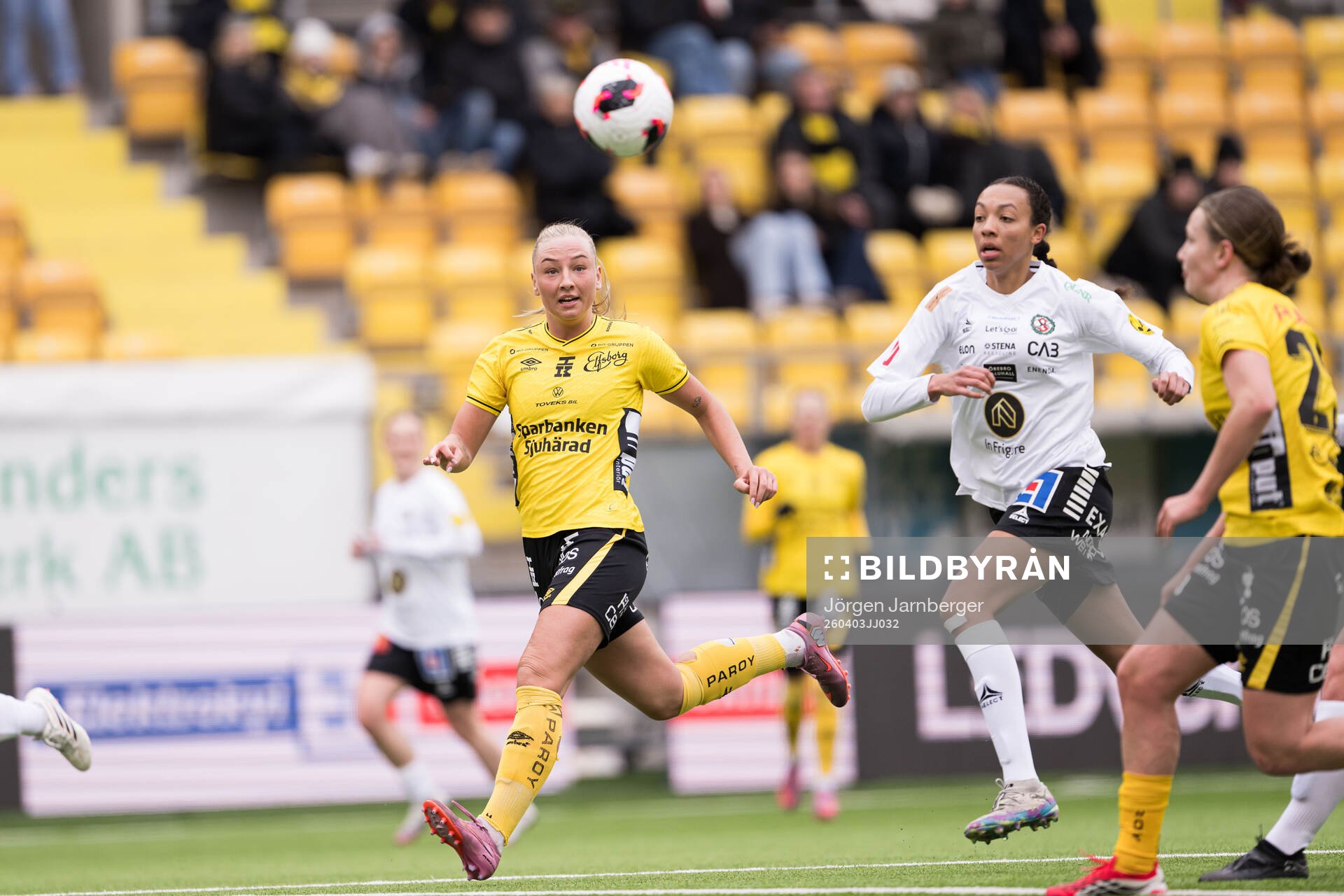 Elfsborgs Stina Jensen och Örebro SKs Olivia Okara