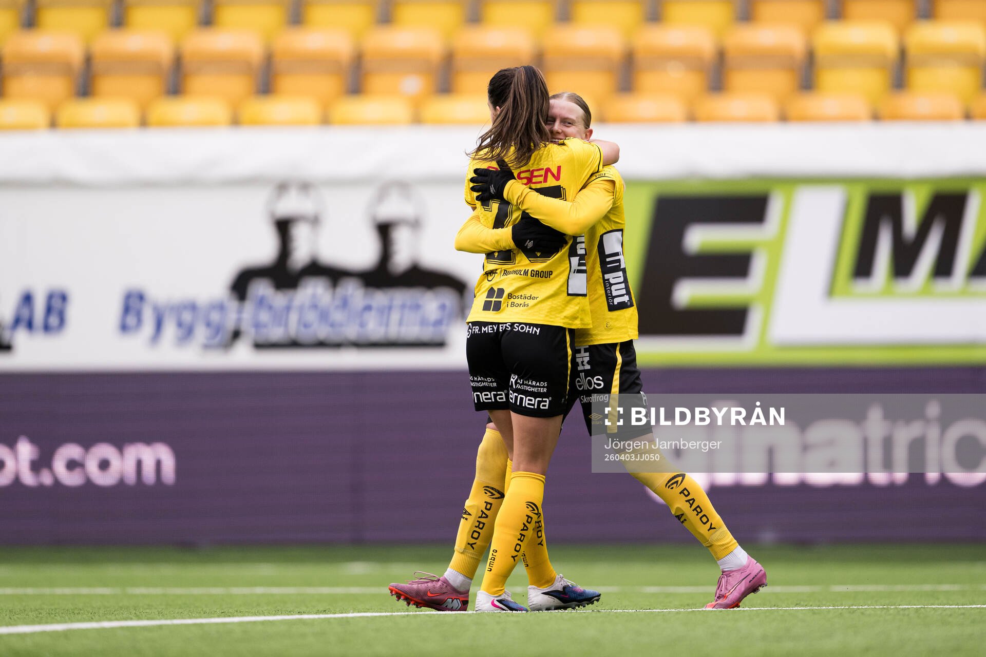 Elfsborgs Hanna Jiozon och Izabella Bergström jublar