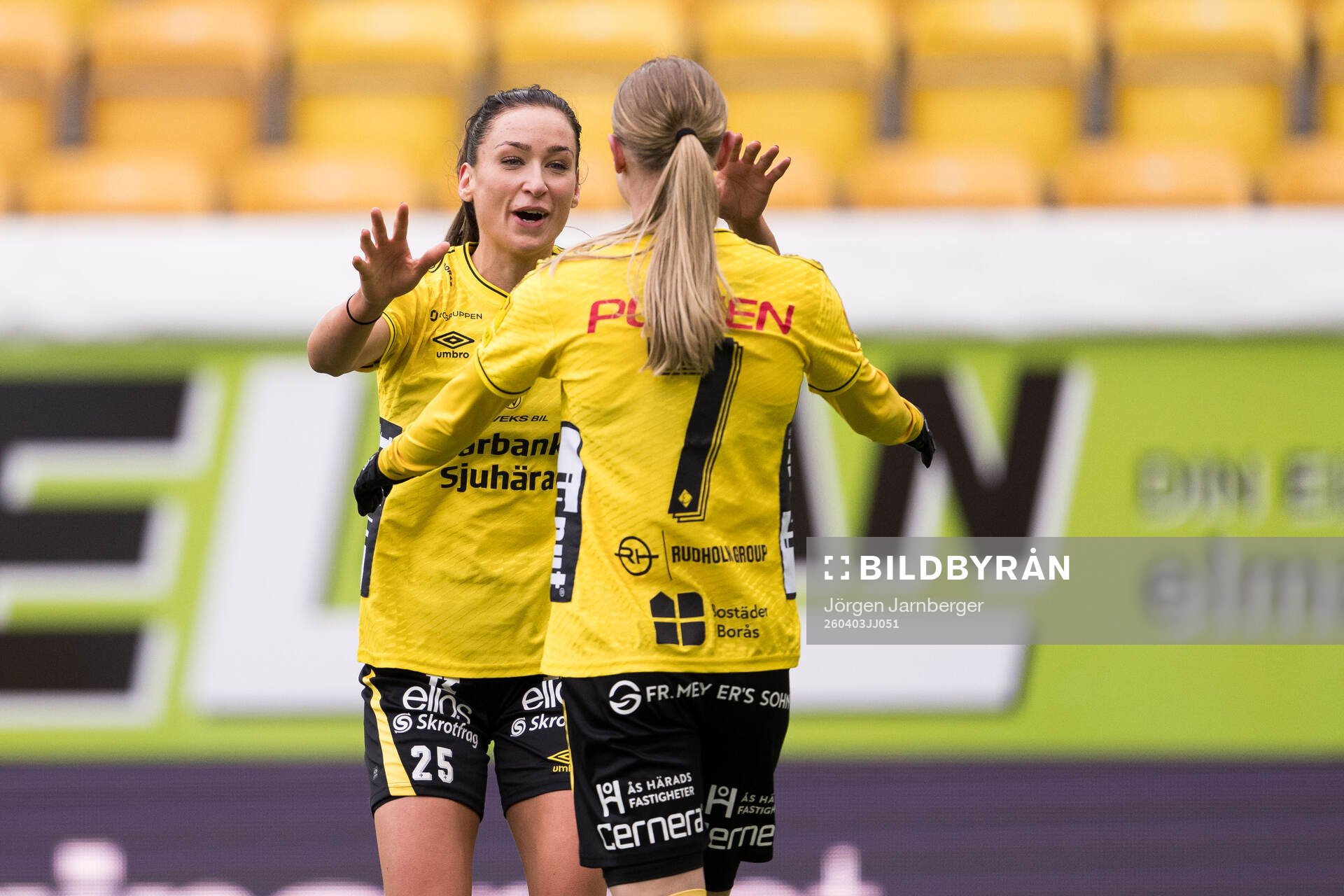 Elfsborgs Izabella Bergström och Hanna Jiozon jublar