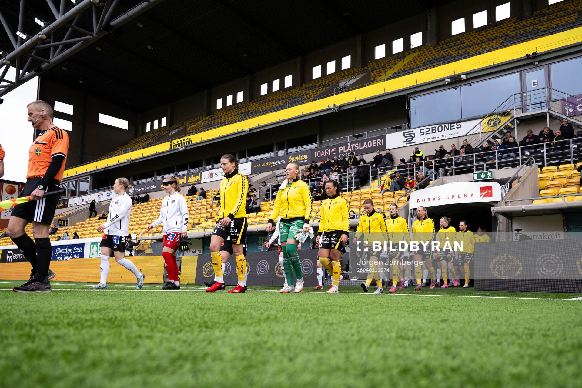 Pelarna kommer in på planen
