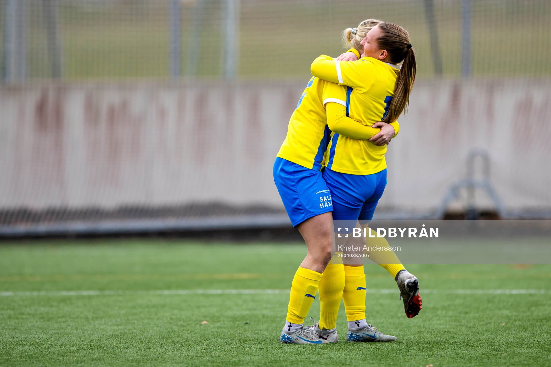 Eskilsminnes Alma Bertilsson jublar med lagkamrat
