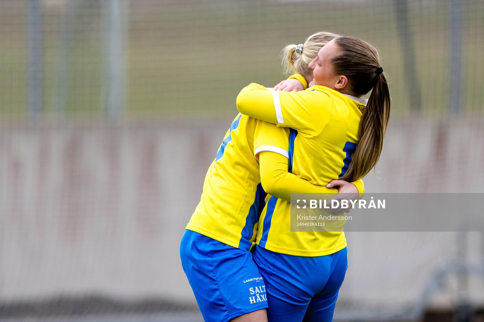Eskilsminnes Alma Bertilsson jublar med lagkamrat