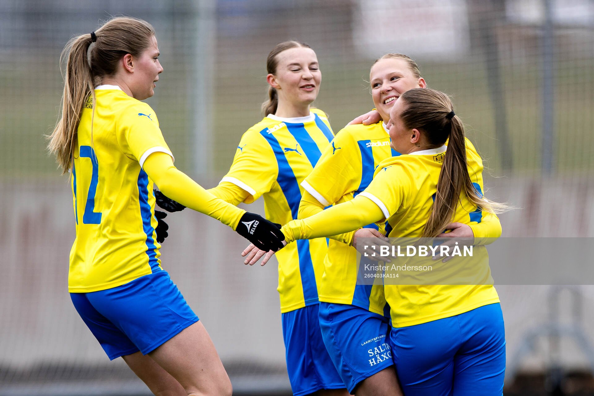 Eskilsminnes Alma Bertilsson jublar med lagkamrater