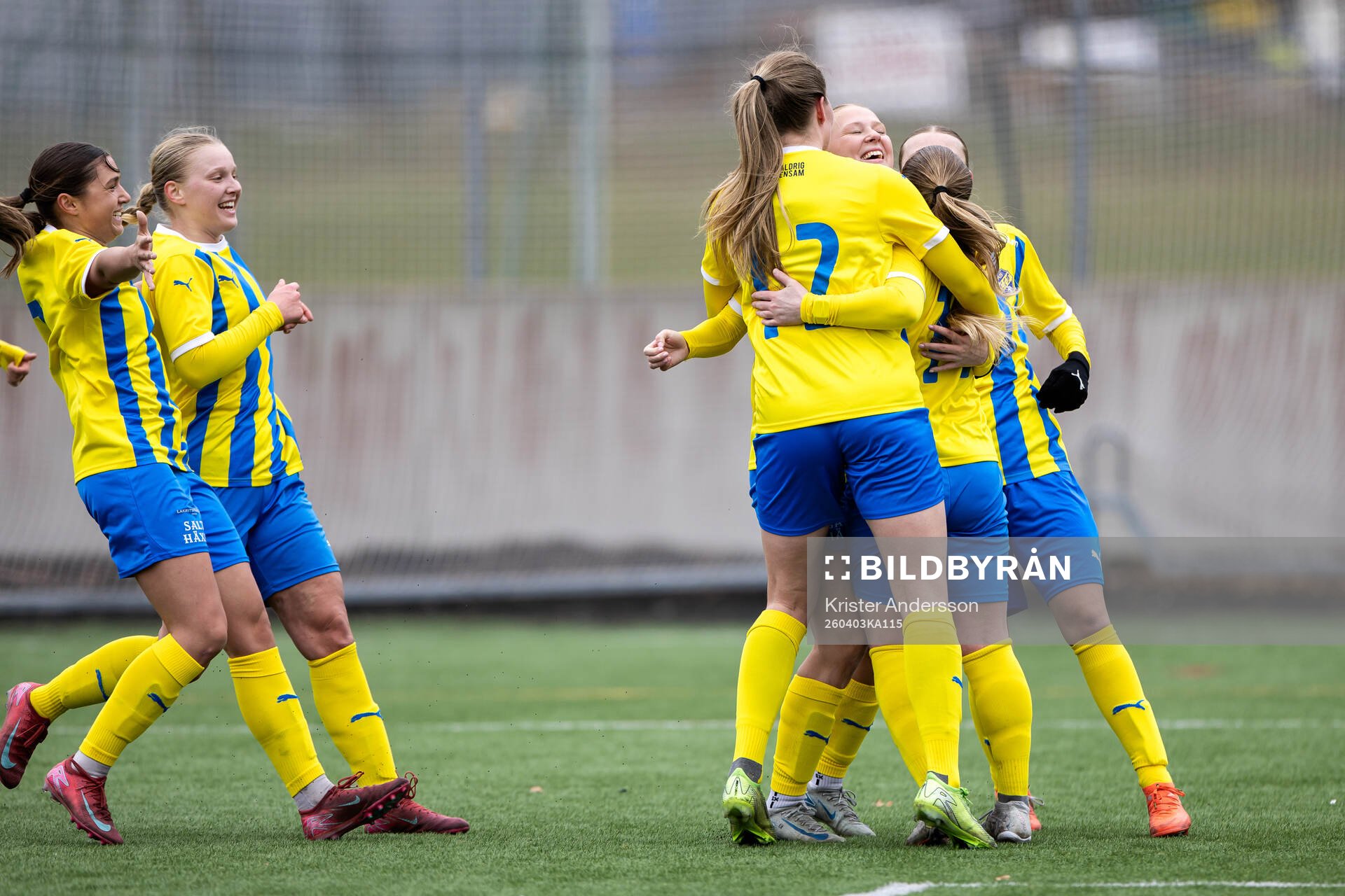 Eskilsminnes Alma Bertilsson jublar med lagkamrat