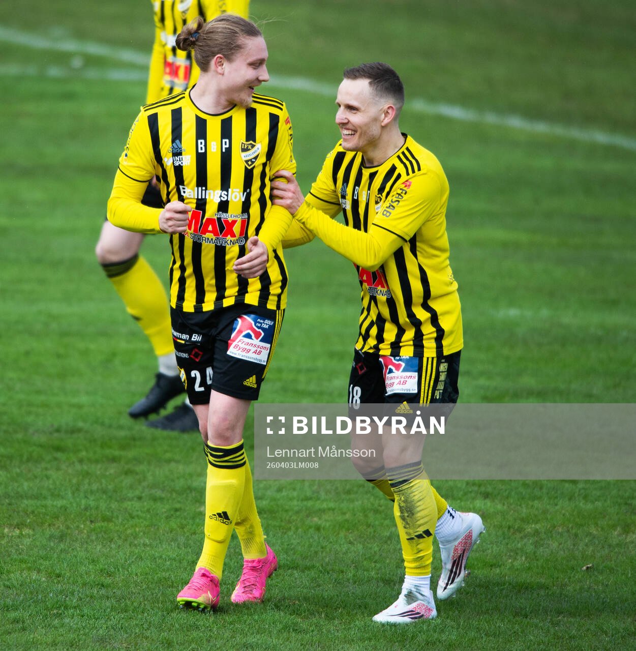 IFK Hässleholms Lucas Johnsson grattas av Michael