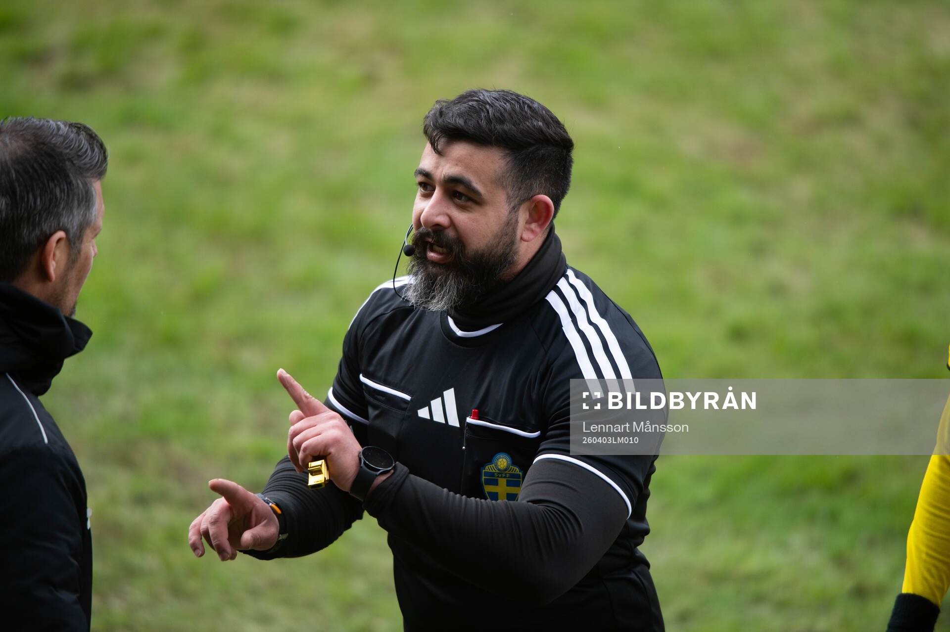 Domaren Ahmed Mohammed i matchen i division 3 mellan IFK
