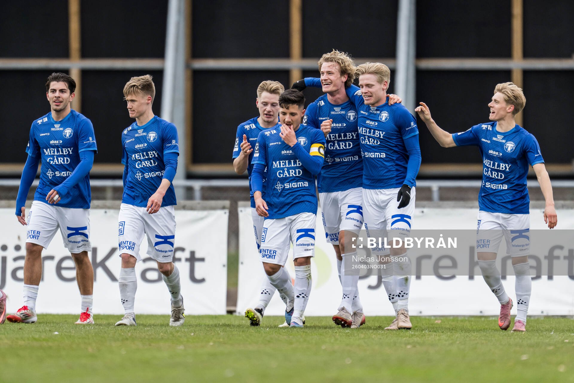 Trelleborgs Oskar Sverrisson jublar med lagkamrater