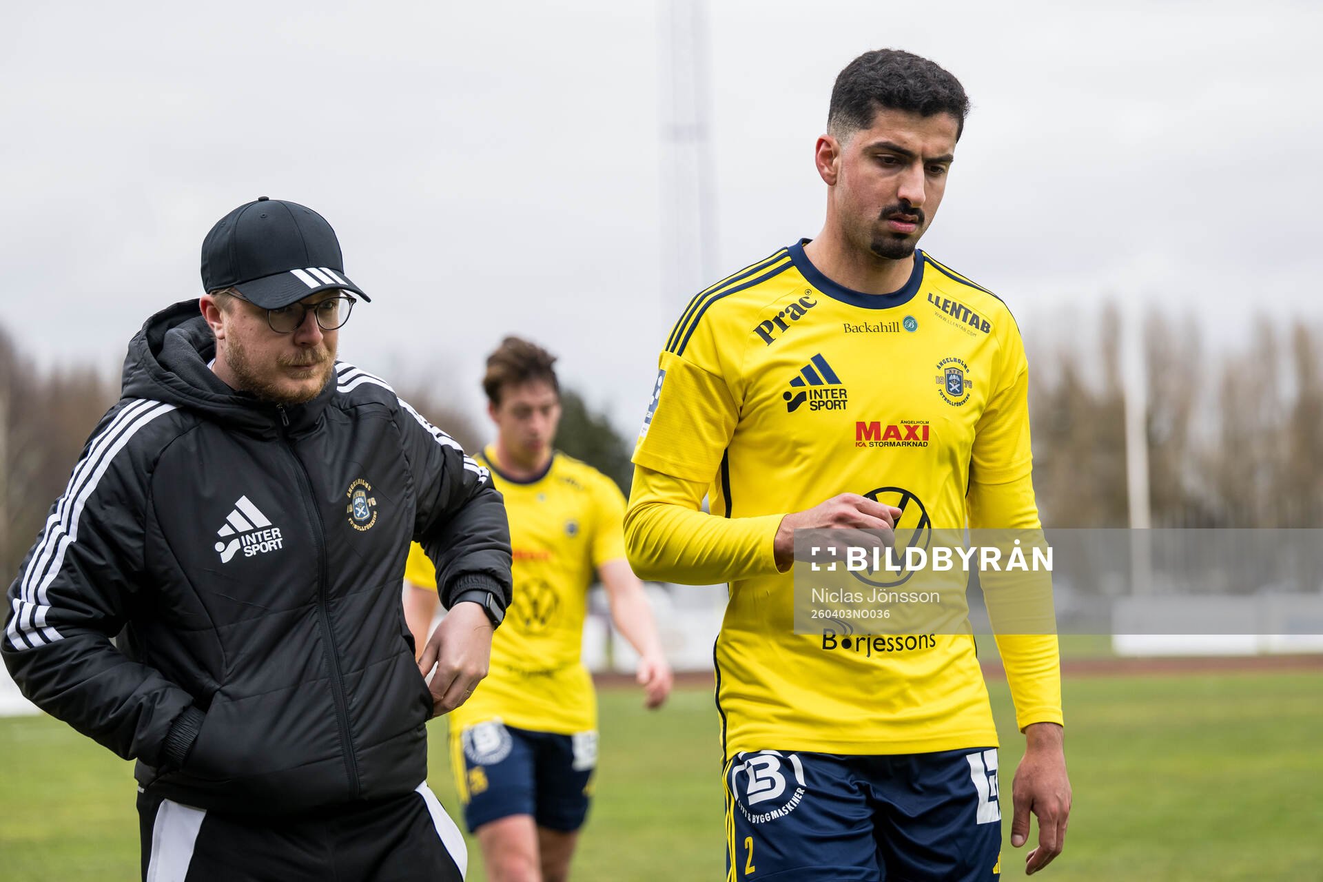 Ängelholms tränare Tim Hallén och Mohammad Ahmadi deppar