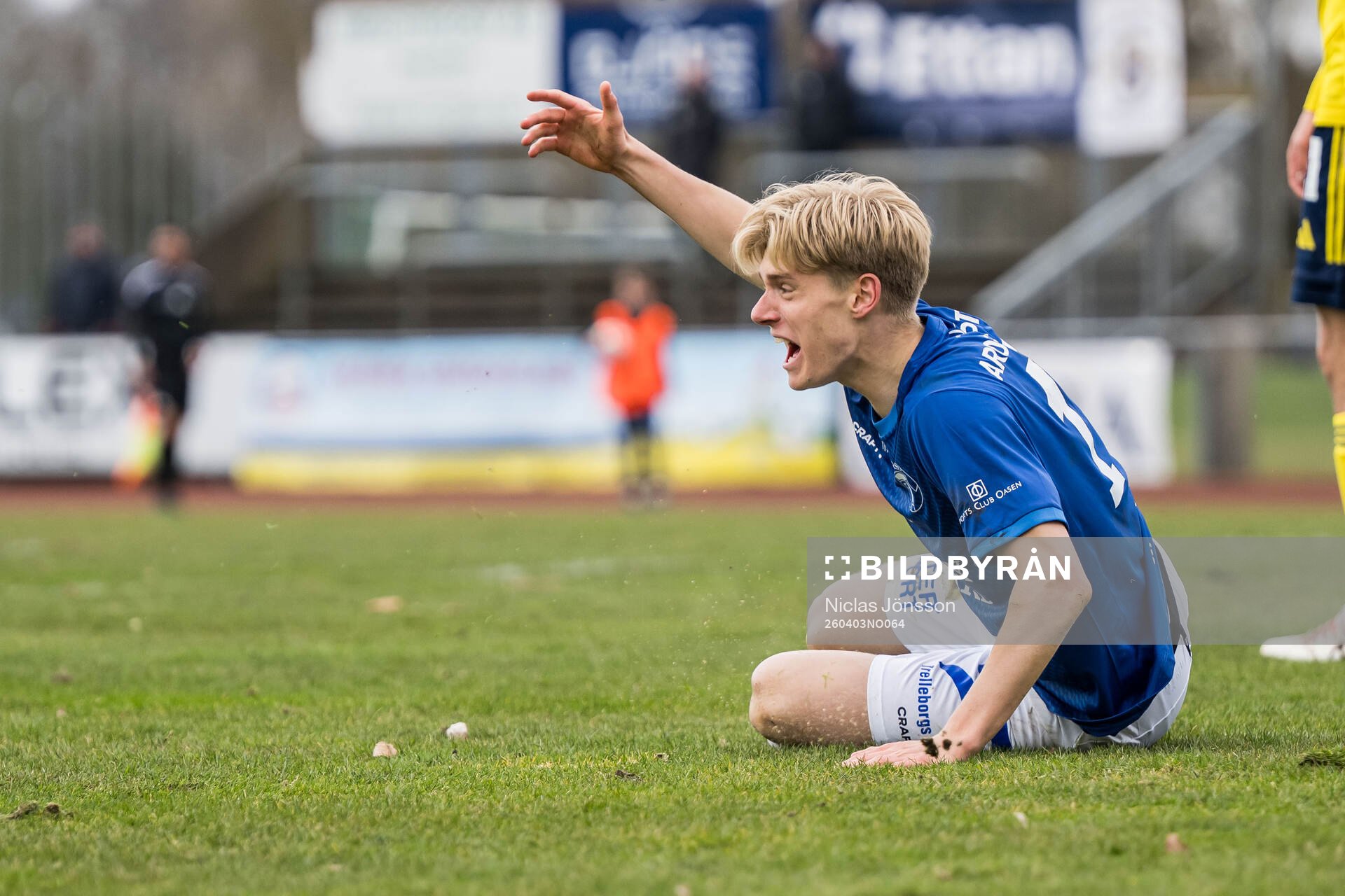 Trelleborgs Isak Ellbring reagerar på ett domslut