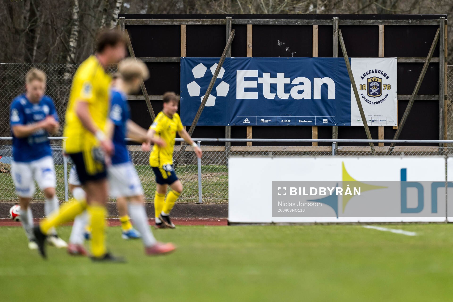Skylt med ettans logga på