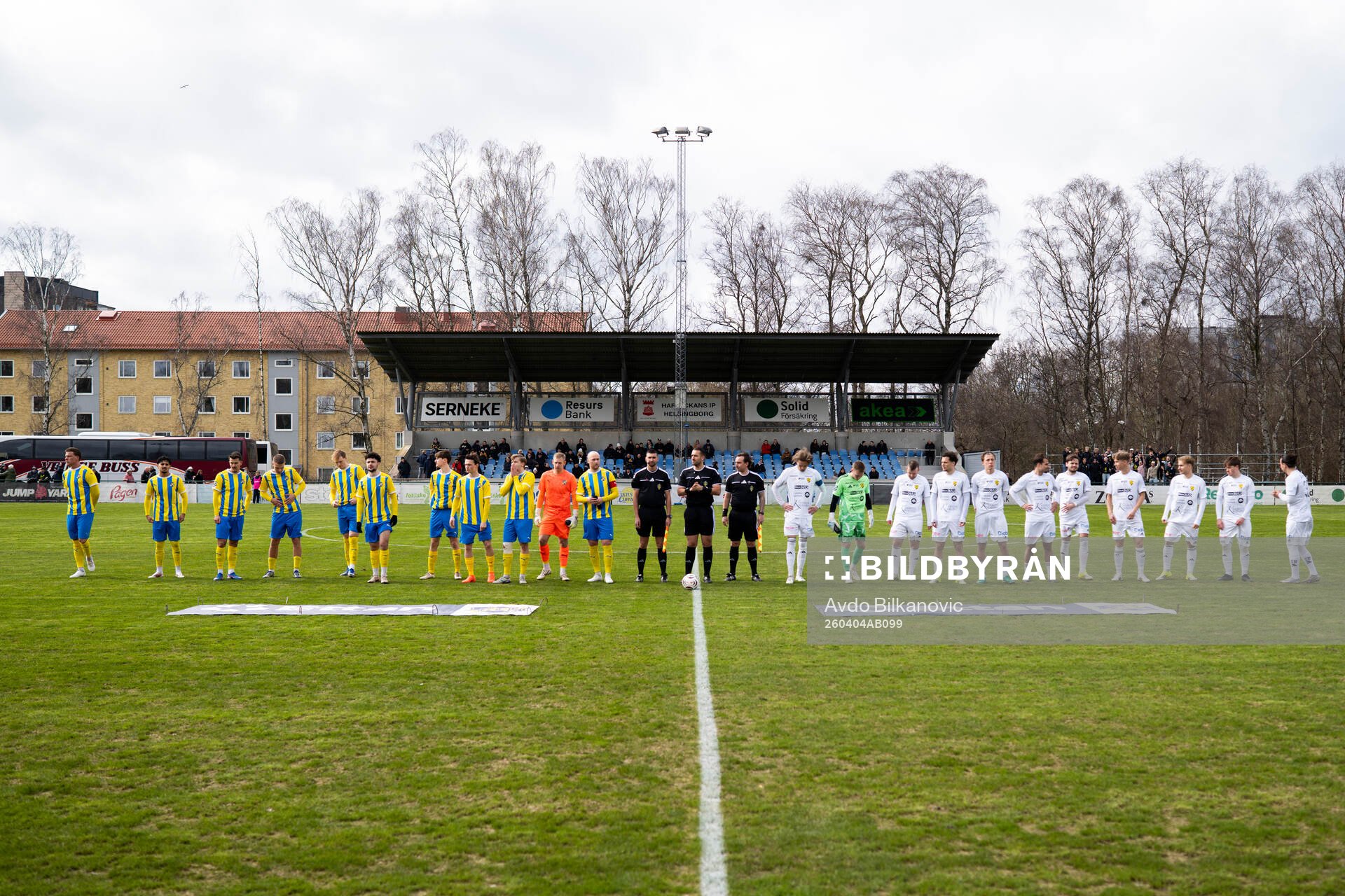 Eskilsminnes och Laholms FKs spelare uppställda