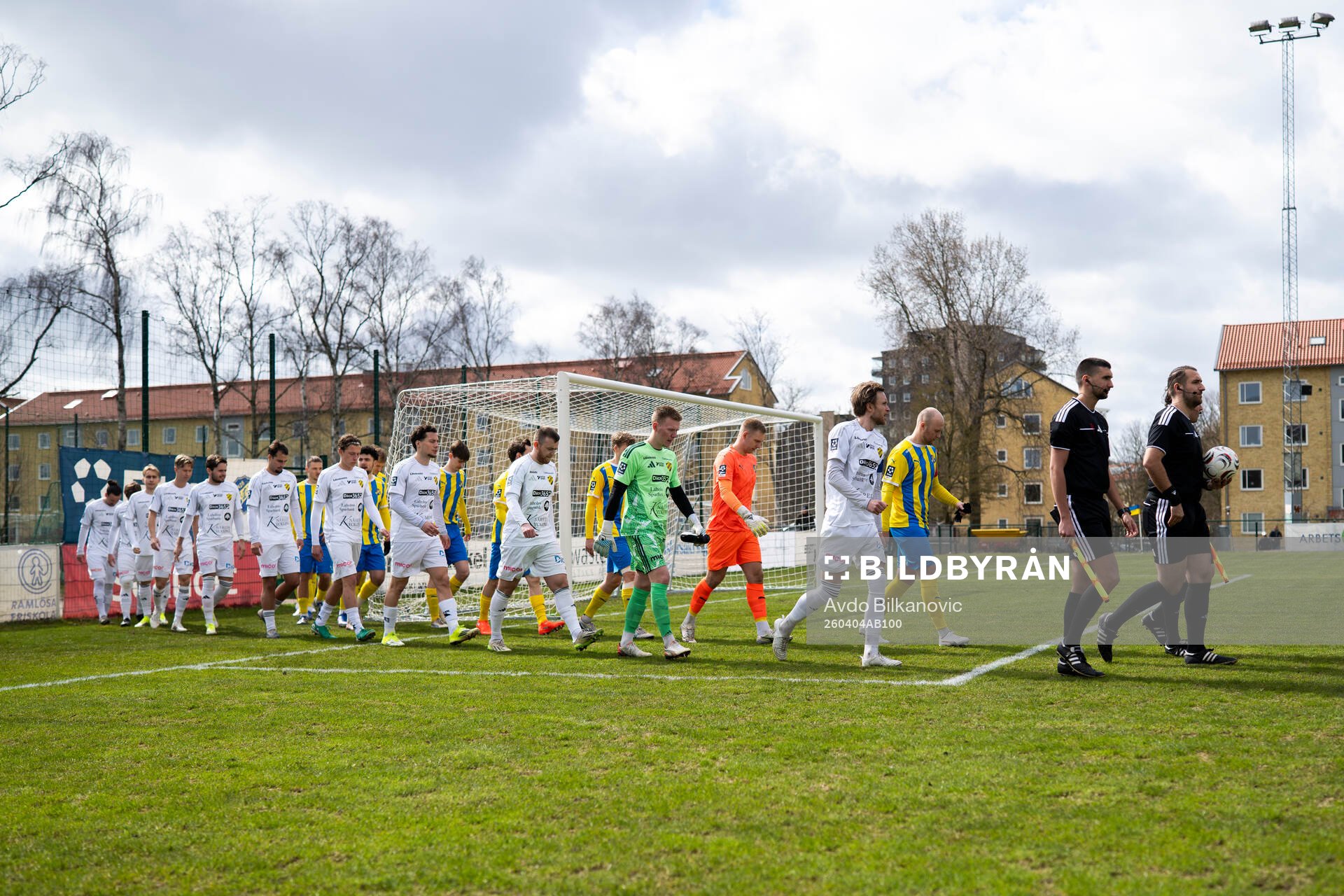 Eskilsminnes och Laholms FKs spelare gör entré