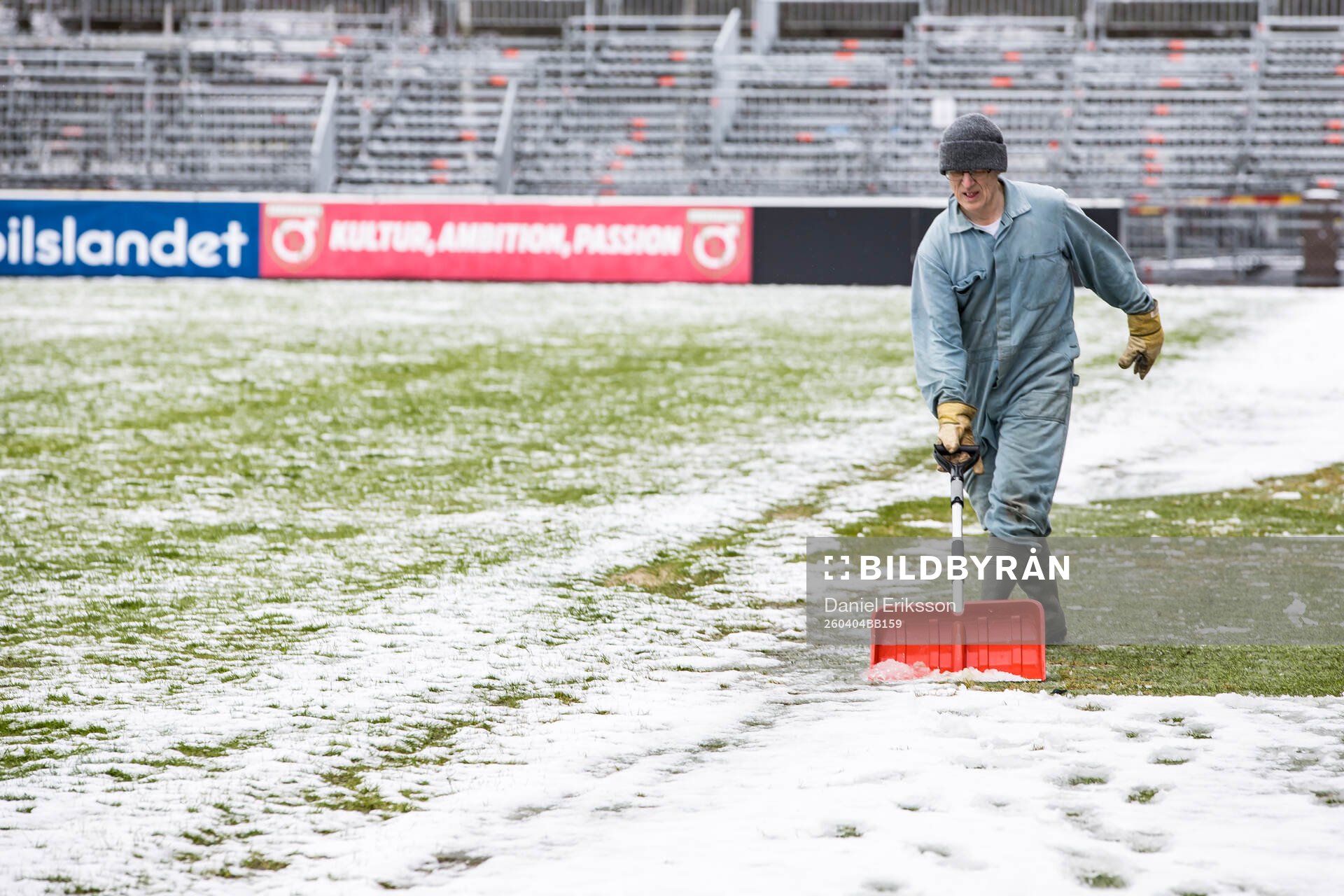 Skottning av planen på Stora Valla fotbollsplan