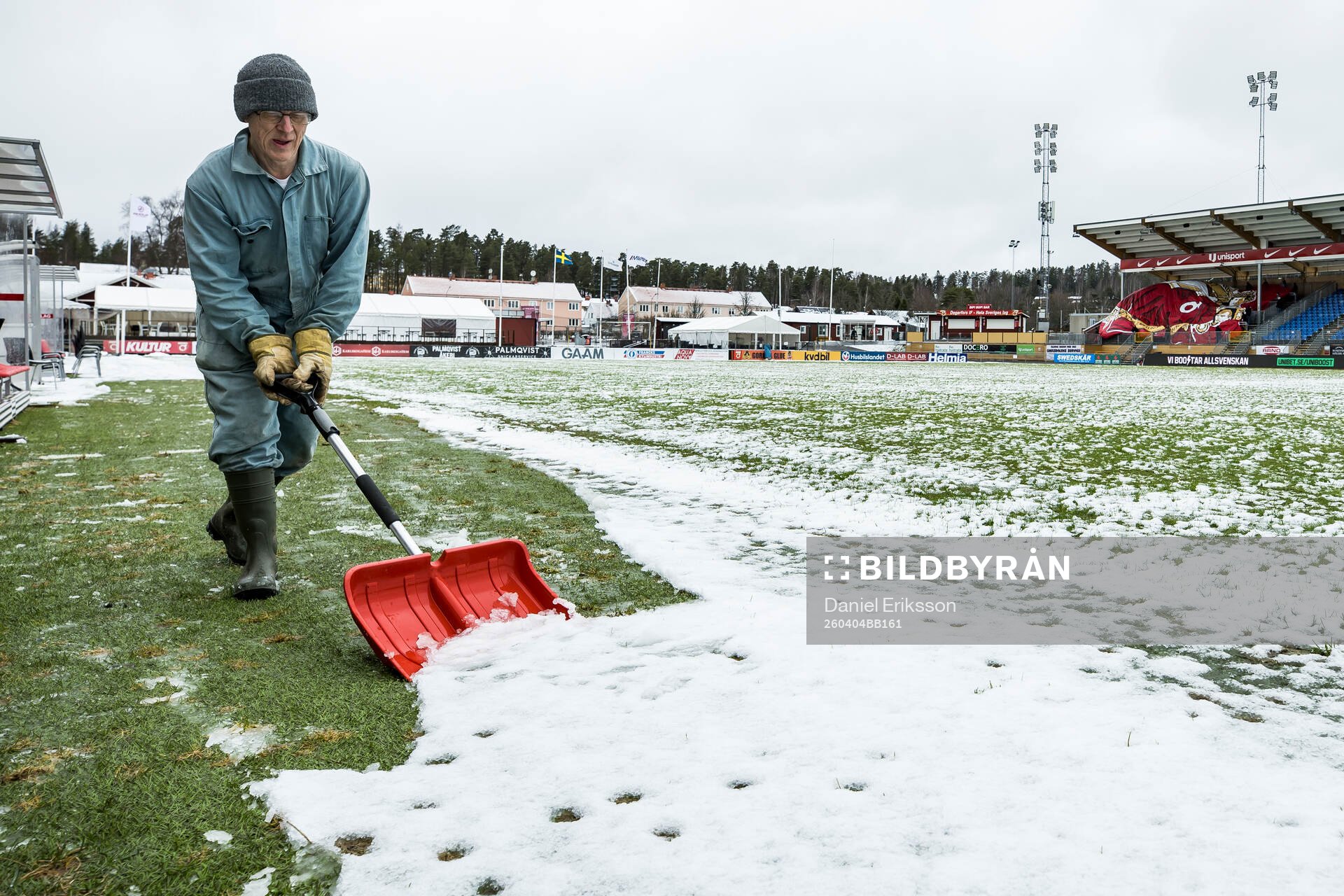 Skottning av planen på Stora Valla fotbollsplan