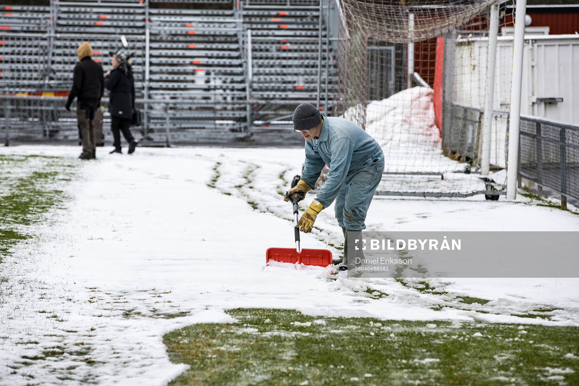 Skottning av planen på Stora Valla fotbollsplan