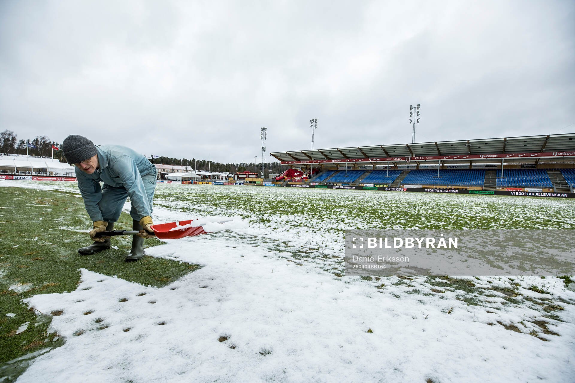 Skottning av planen på Stora Valla fotbollsplan