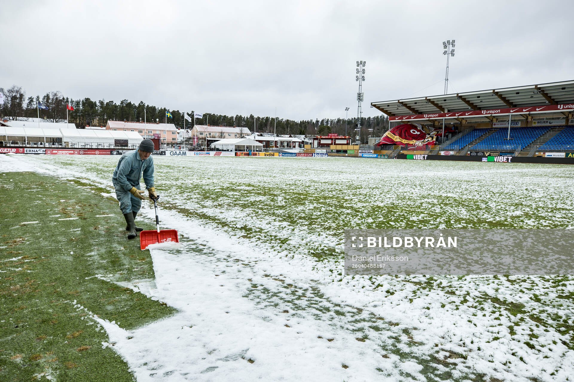 Skottning av planen på Stora Valla fotbollsplan