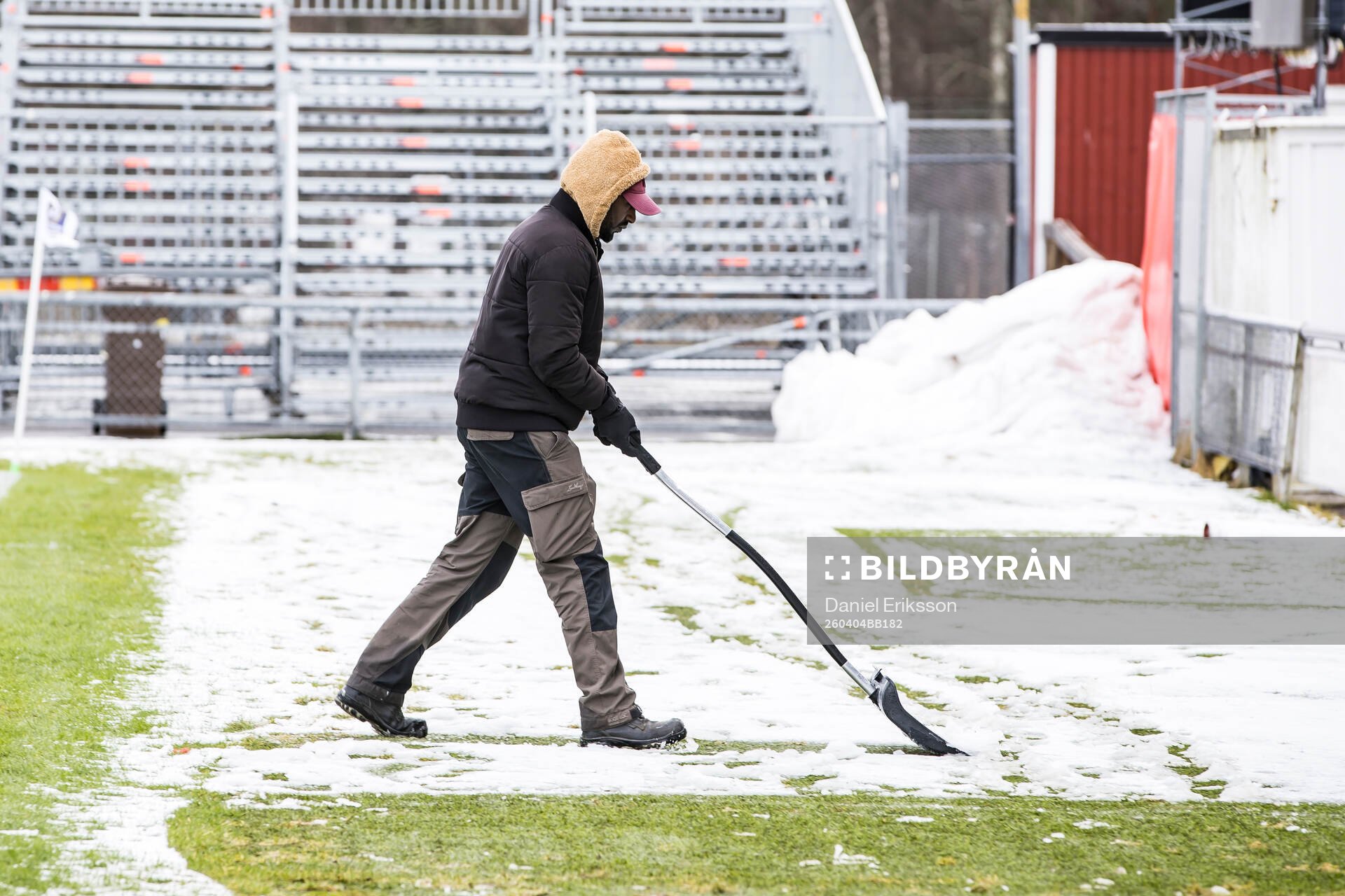 Skottning av planen på Stora Valla fotbollsplan