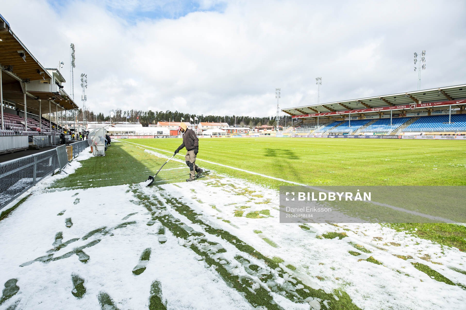 Skottning av planen på Stora Valla fotbollsplan