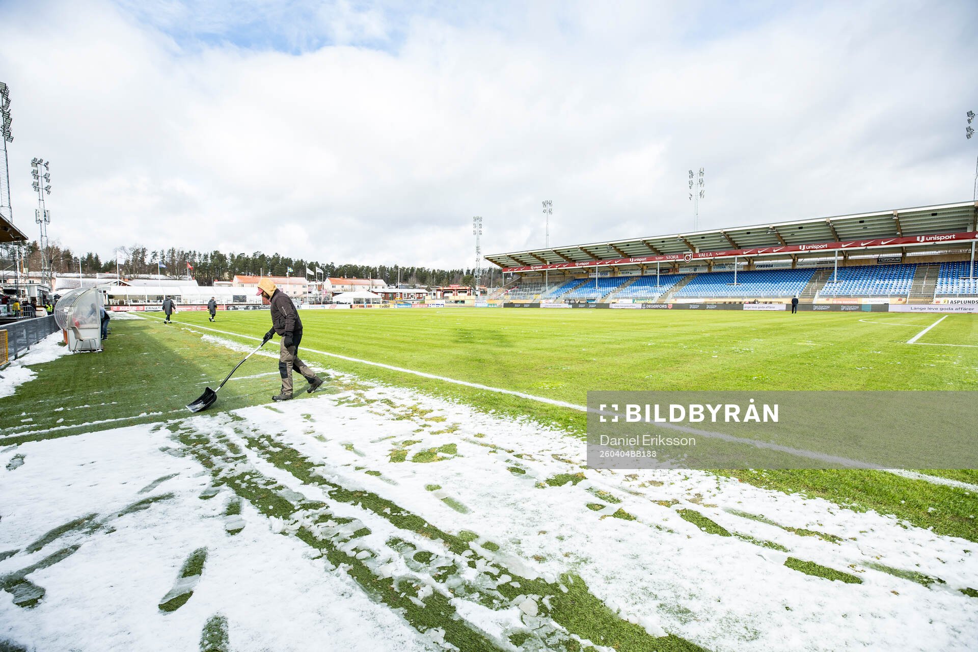 Skottning av planen på Stora Valla fotbollsplan