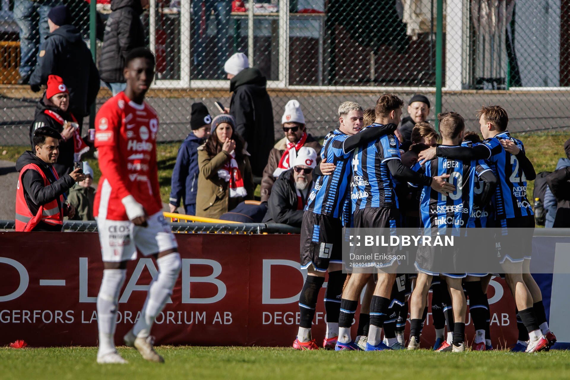 Sirius Neo Jönsson jublar med lagkamrater
