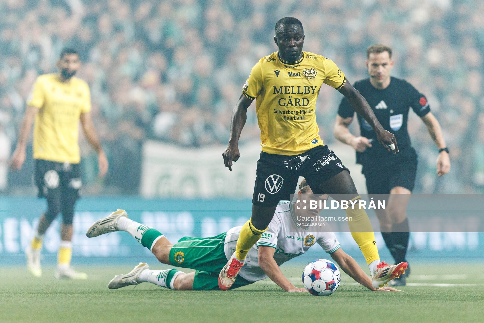 Hammarbys Markus Karlsson och Mjällbys Abdoulie Manneh