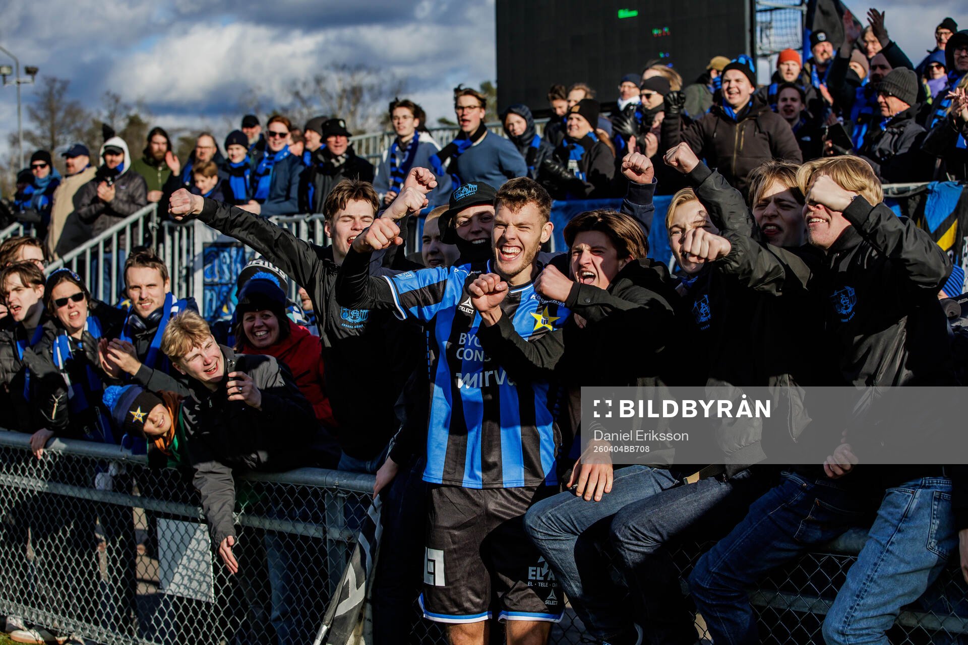 Sirius Tobias Anker jublar med supportrar