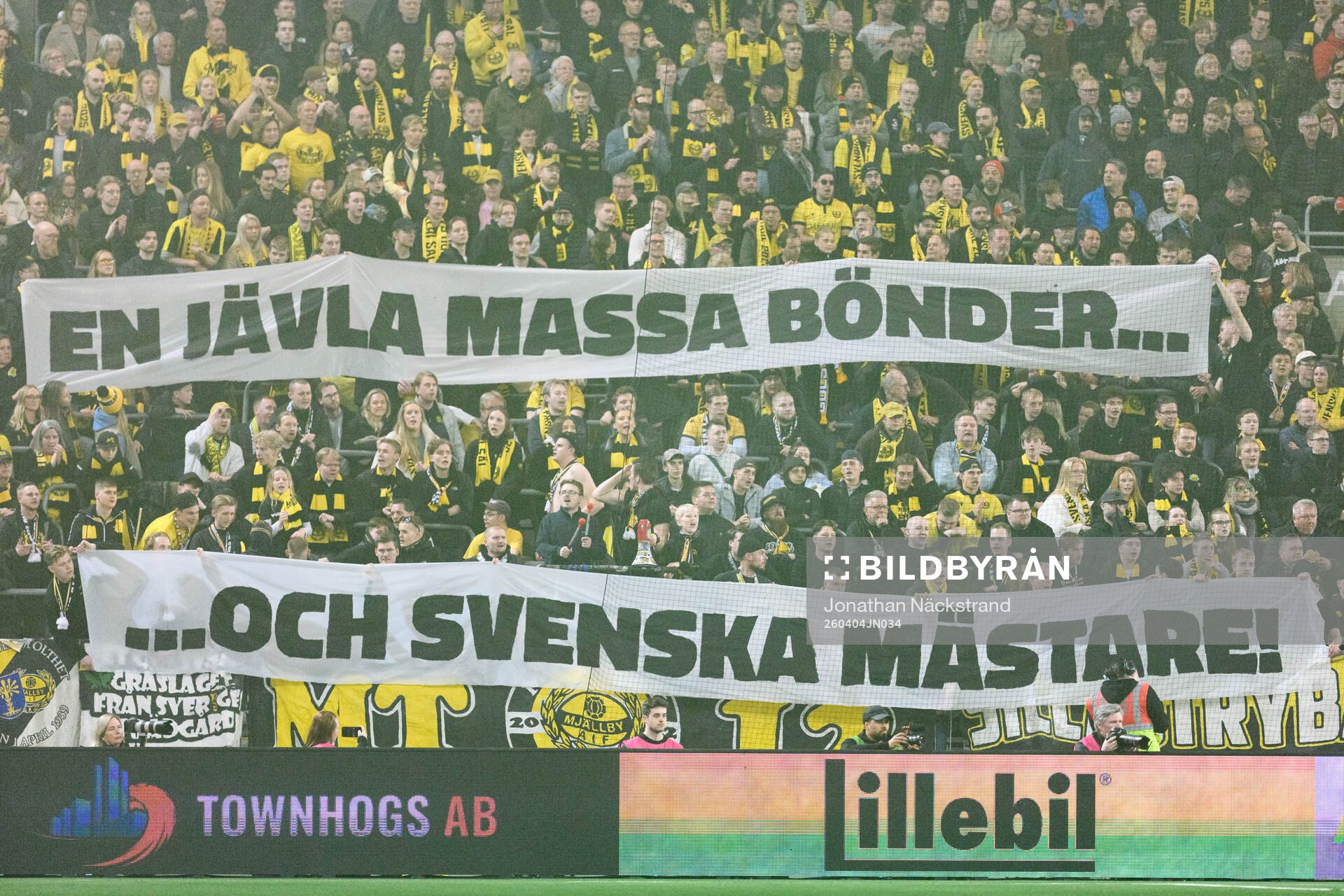 Mjällbys supportrar med banderoller med texten En jävla