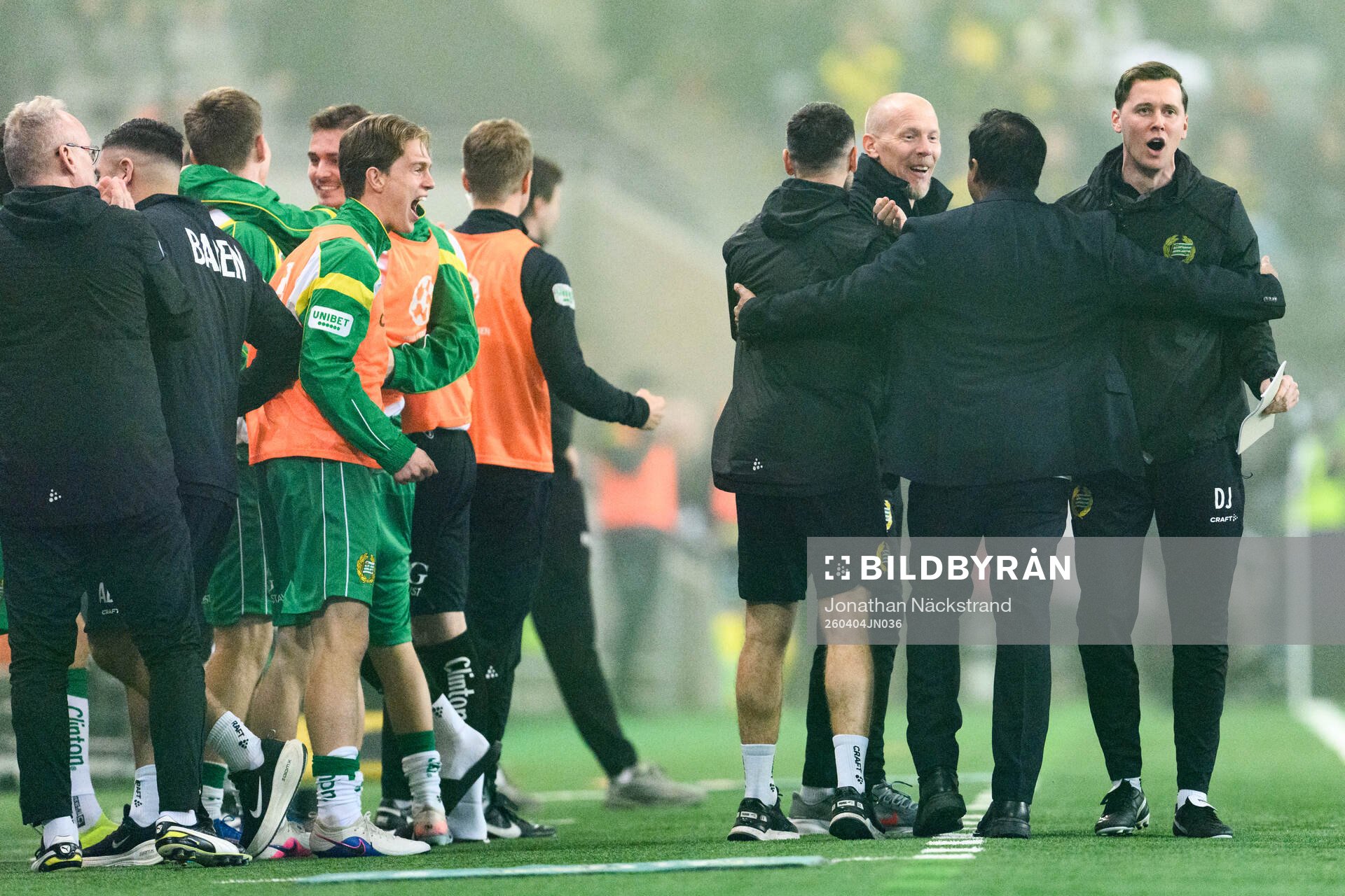 Hammarbys tränare Kalle Karlsson jublar med tränarstaben