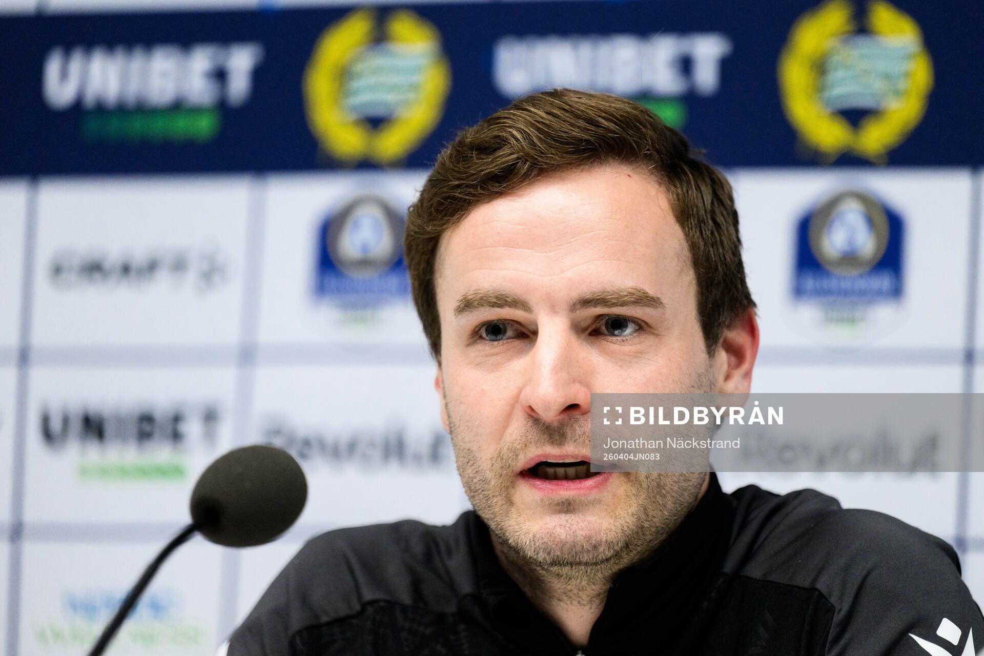 Mjällbys tränare Karl Marius Aksum vid en presskonferens