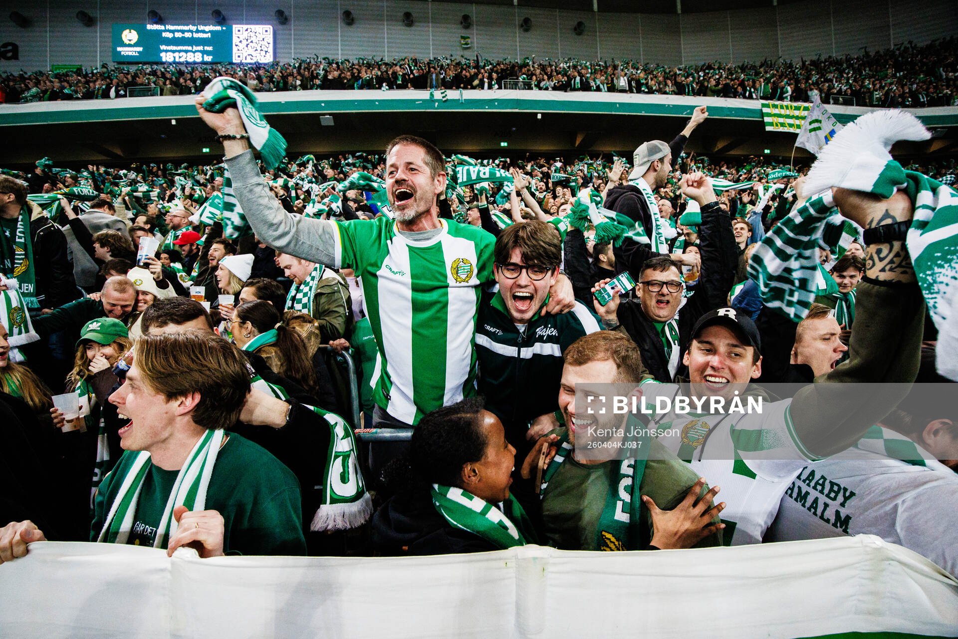 Hammarbys supportrar jublar