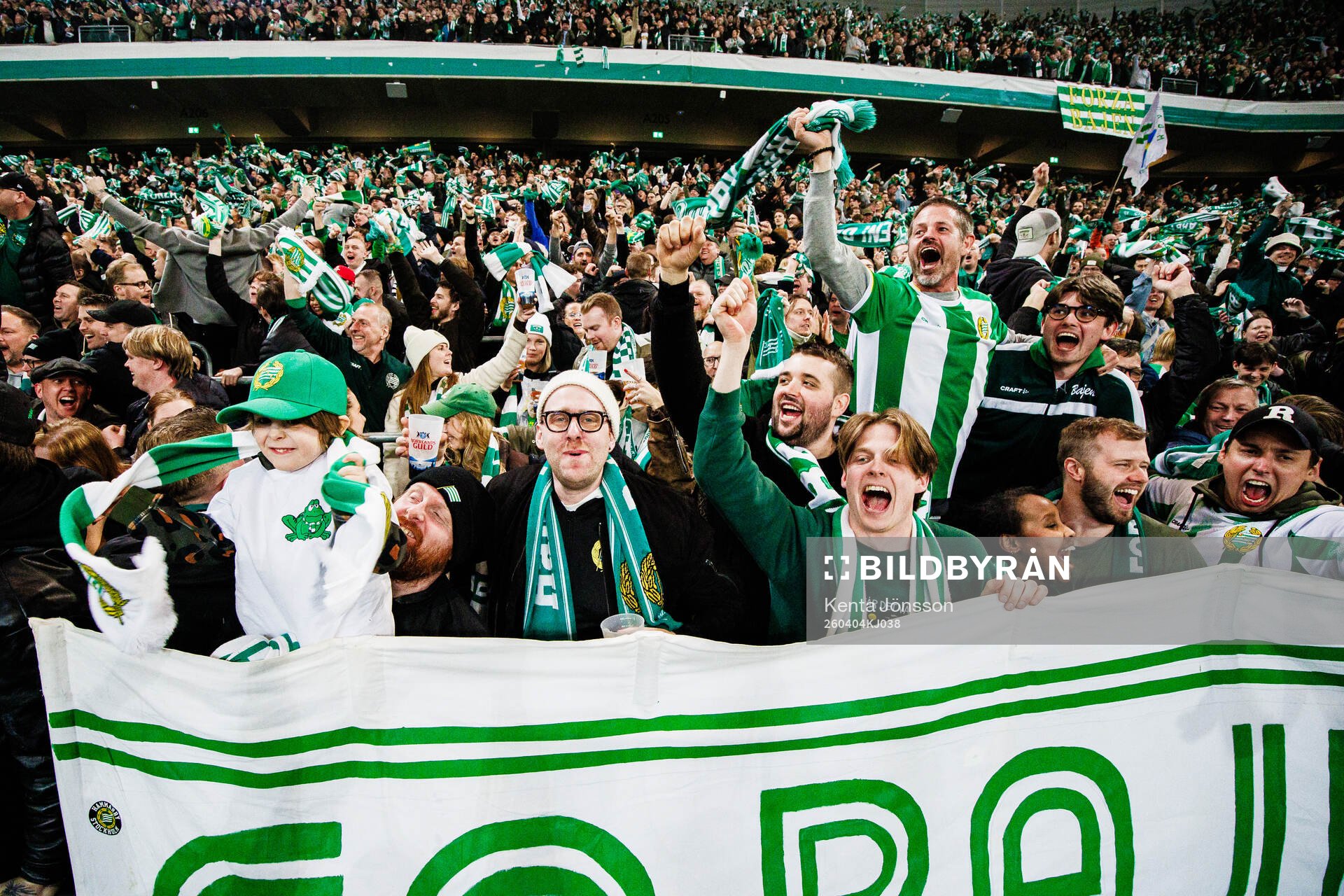 Hammarbys supportrar jublar
