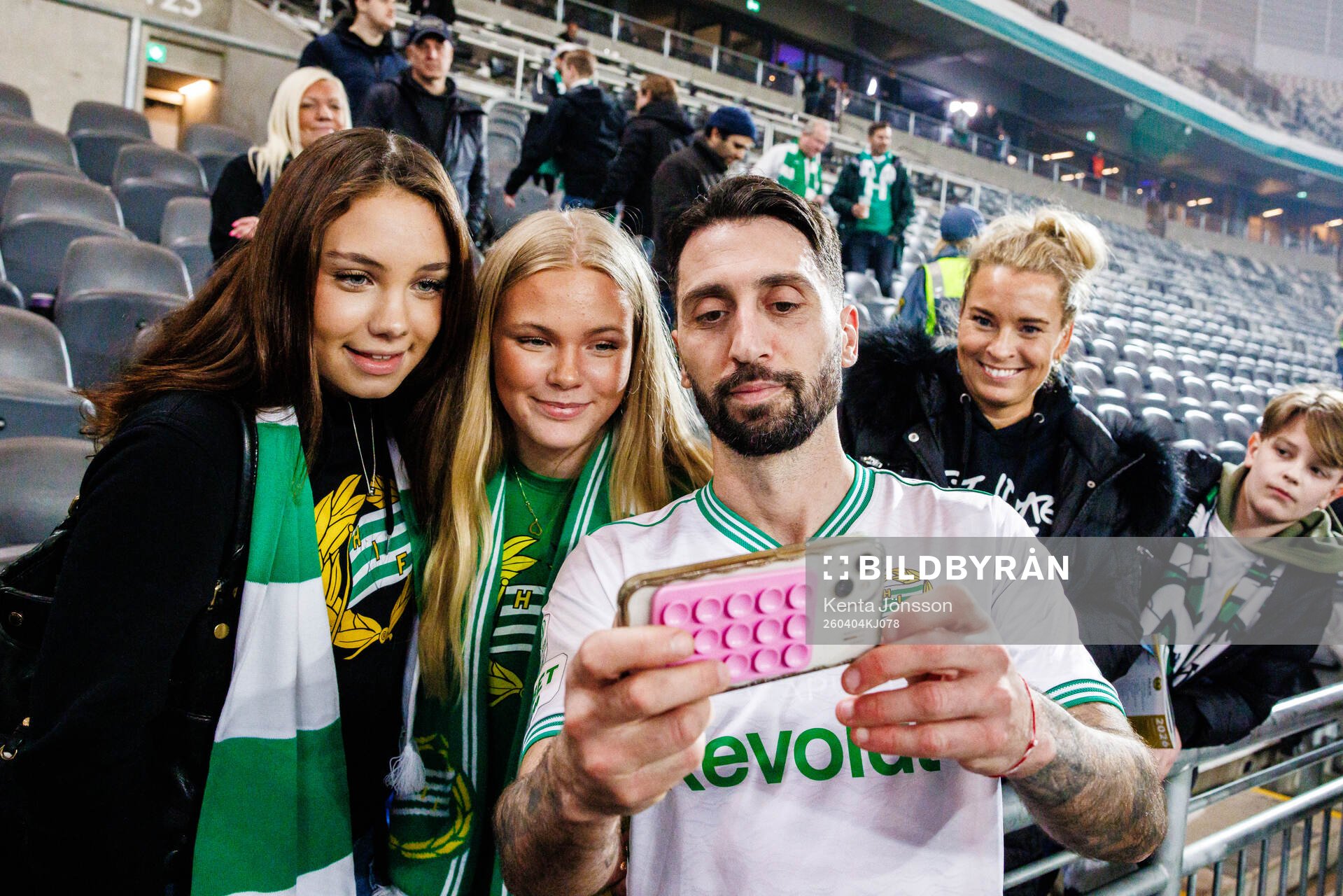Hammarbys Nahir Besara med supportrar