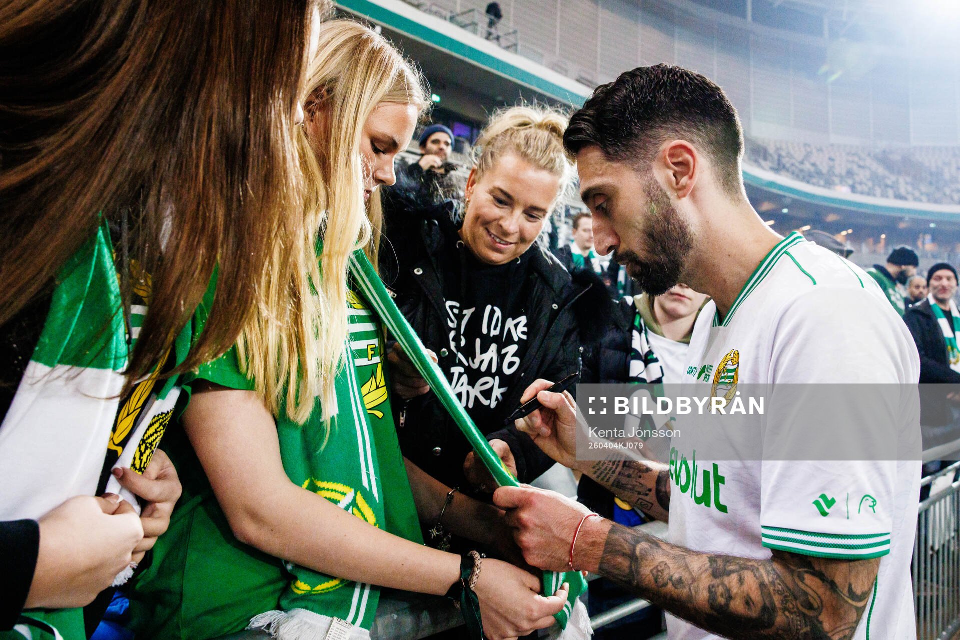 Hammarbys Nahir Besara med supportrar