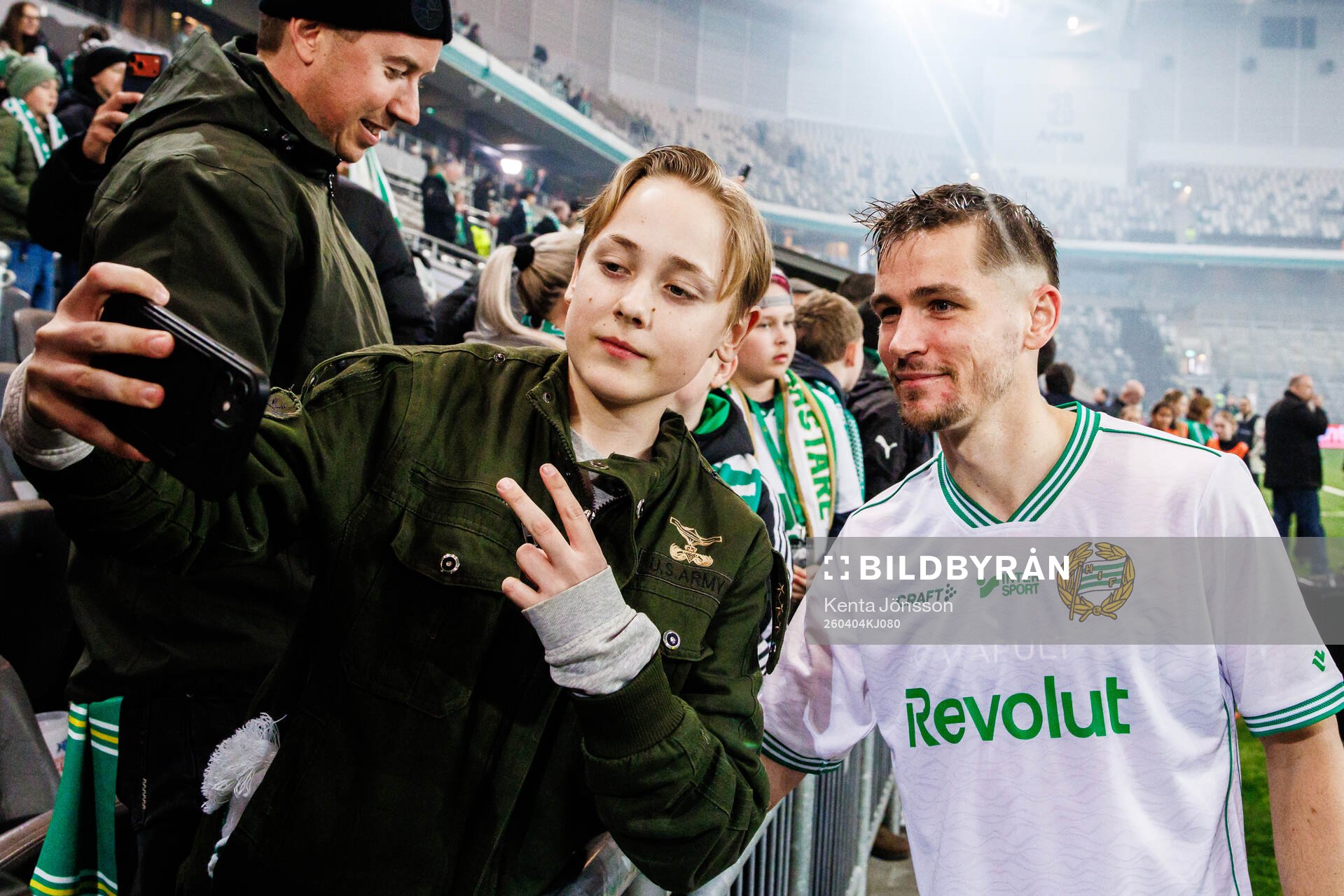 Hammarbys Oscar Johansson Schellhas med supportrar