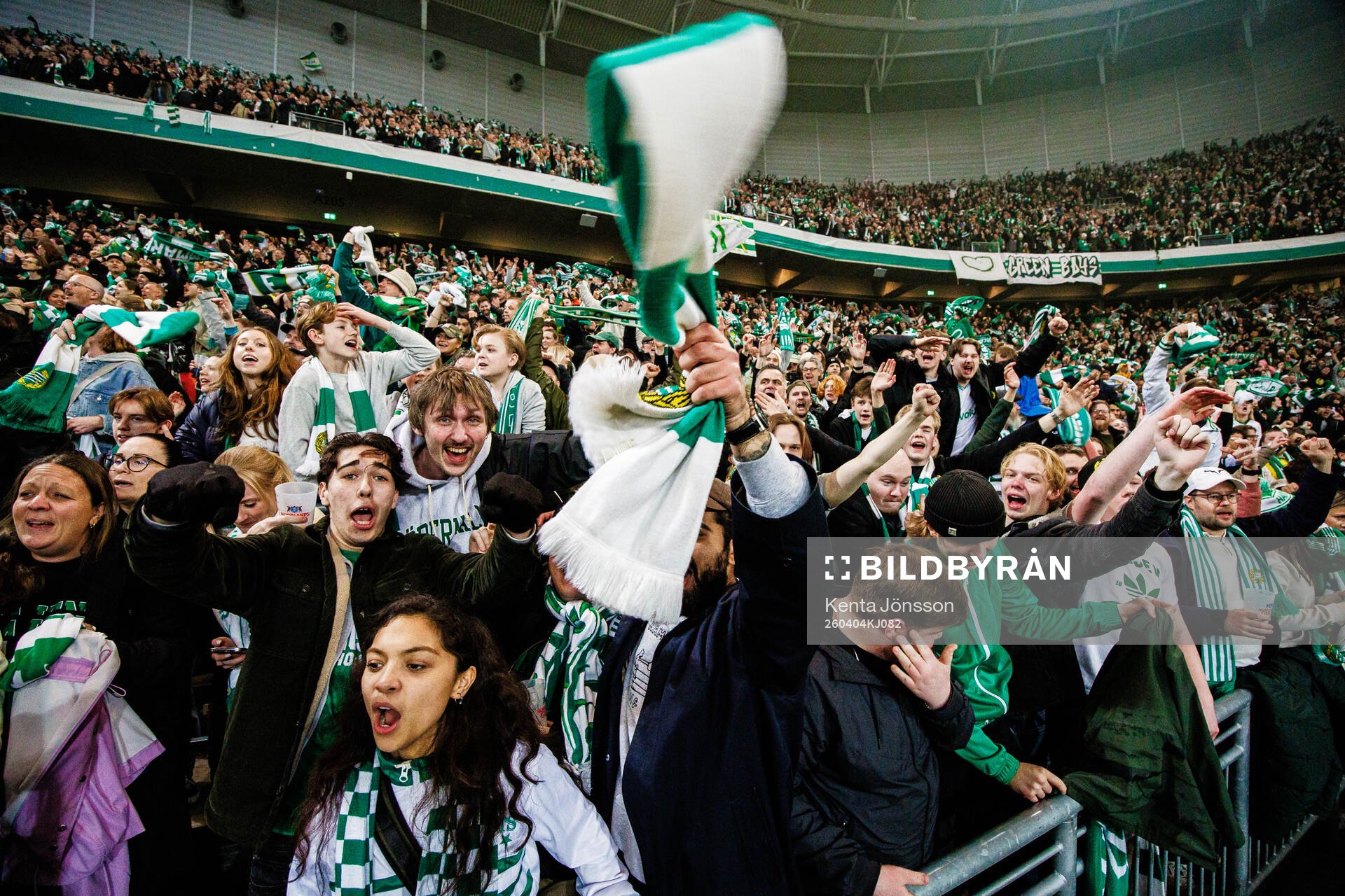 Hammarbys supportrar jublar