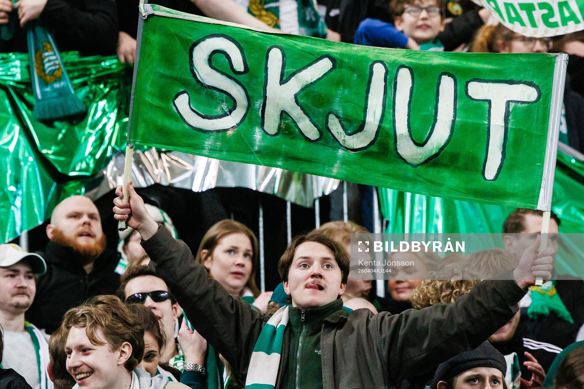 Hammarbys supportrar med en flagga med texten Skjut