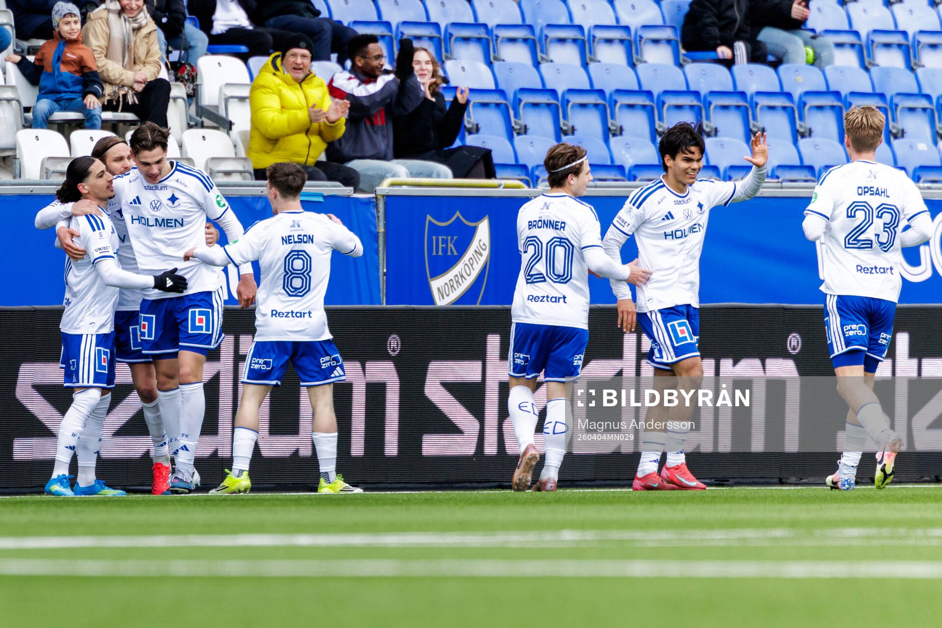 IFK Norrköpings Elias Jemal jublar med lagkamrater