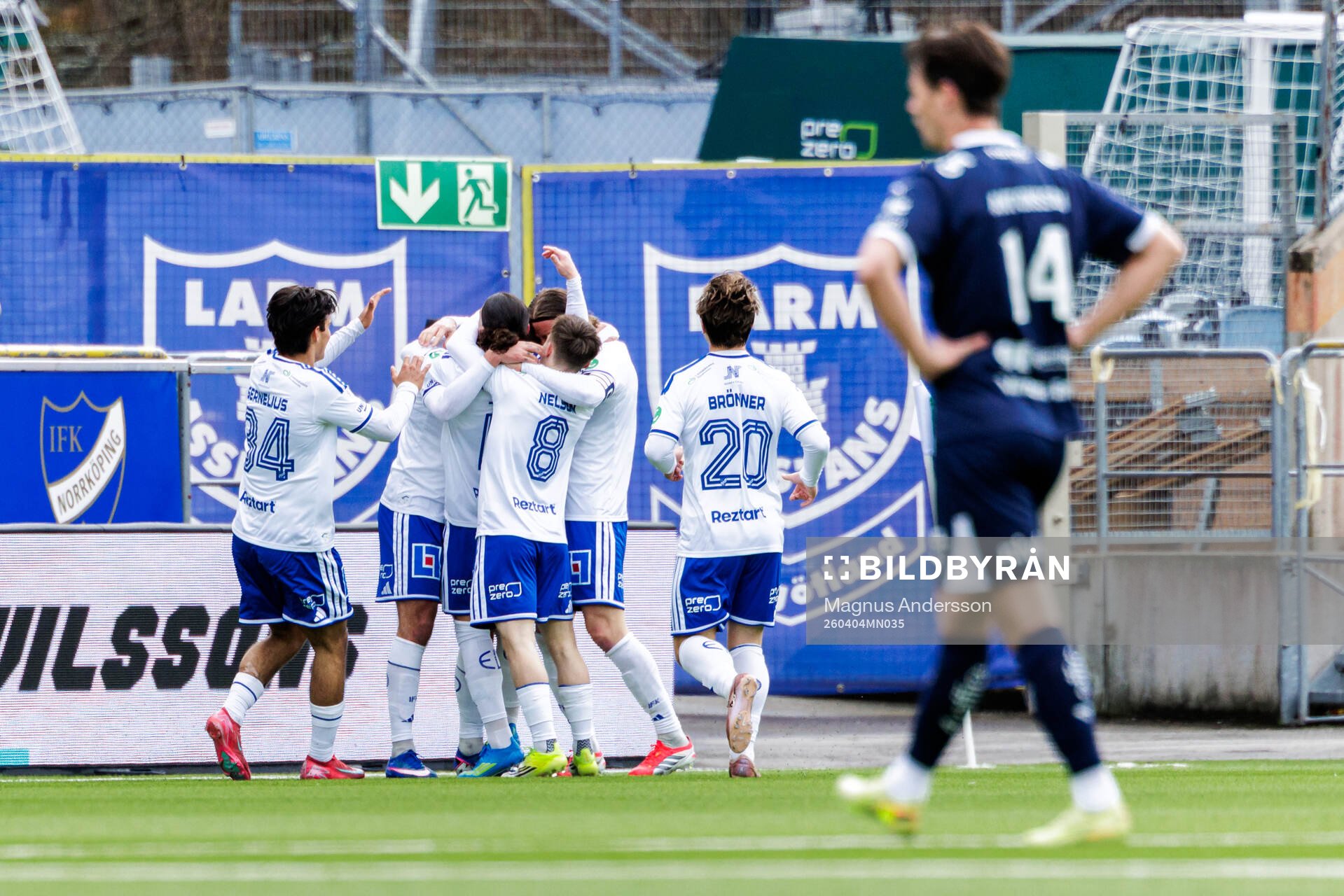 IFK Norrköpings Tim Prica jublar med lagkamrater