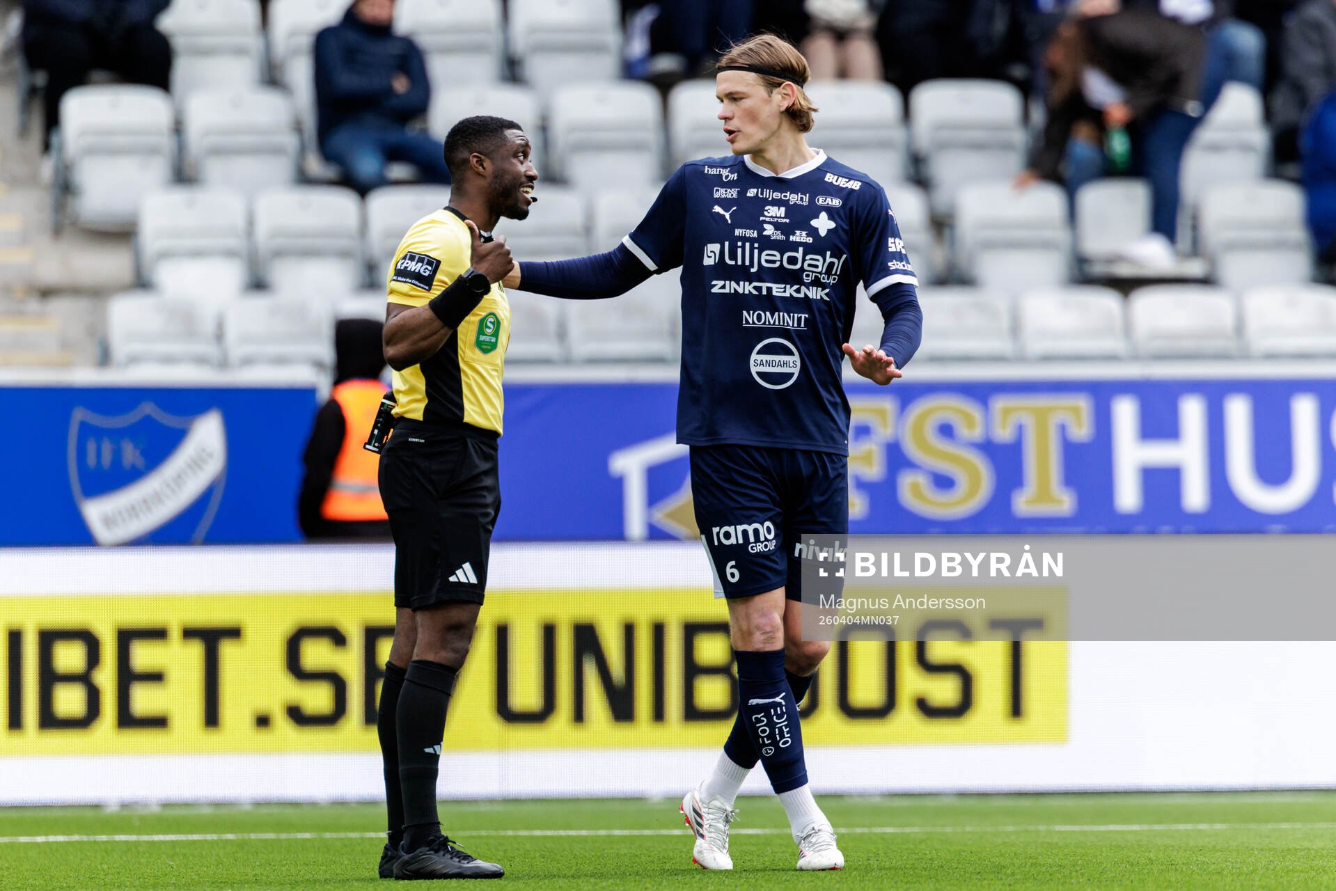 Domare Fredrik Oppong och Värnamos Hugo Andersson